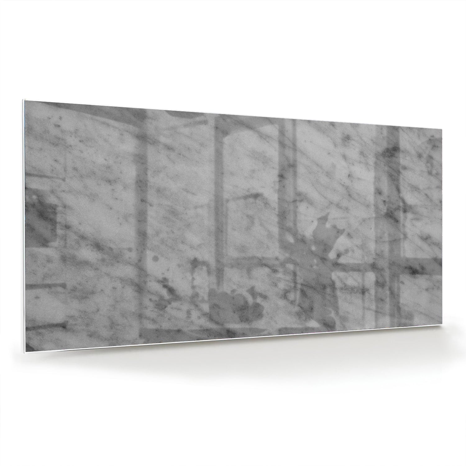 Glazen schilderij met marmerlook in een stijlvolle woonkamer met een houten meubel.