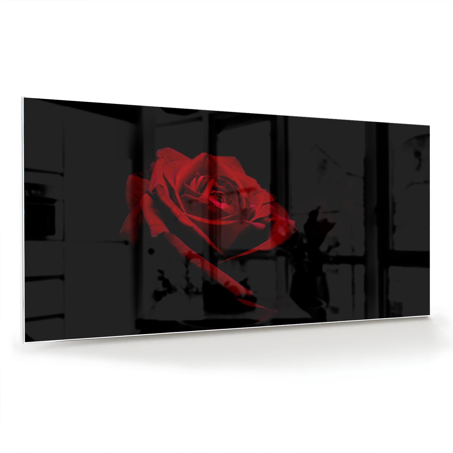 Glazen schilderij met rode roos op een zwarte achtergrond, elegant en modern.