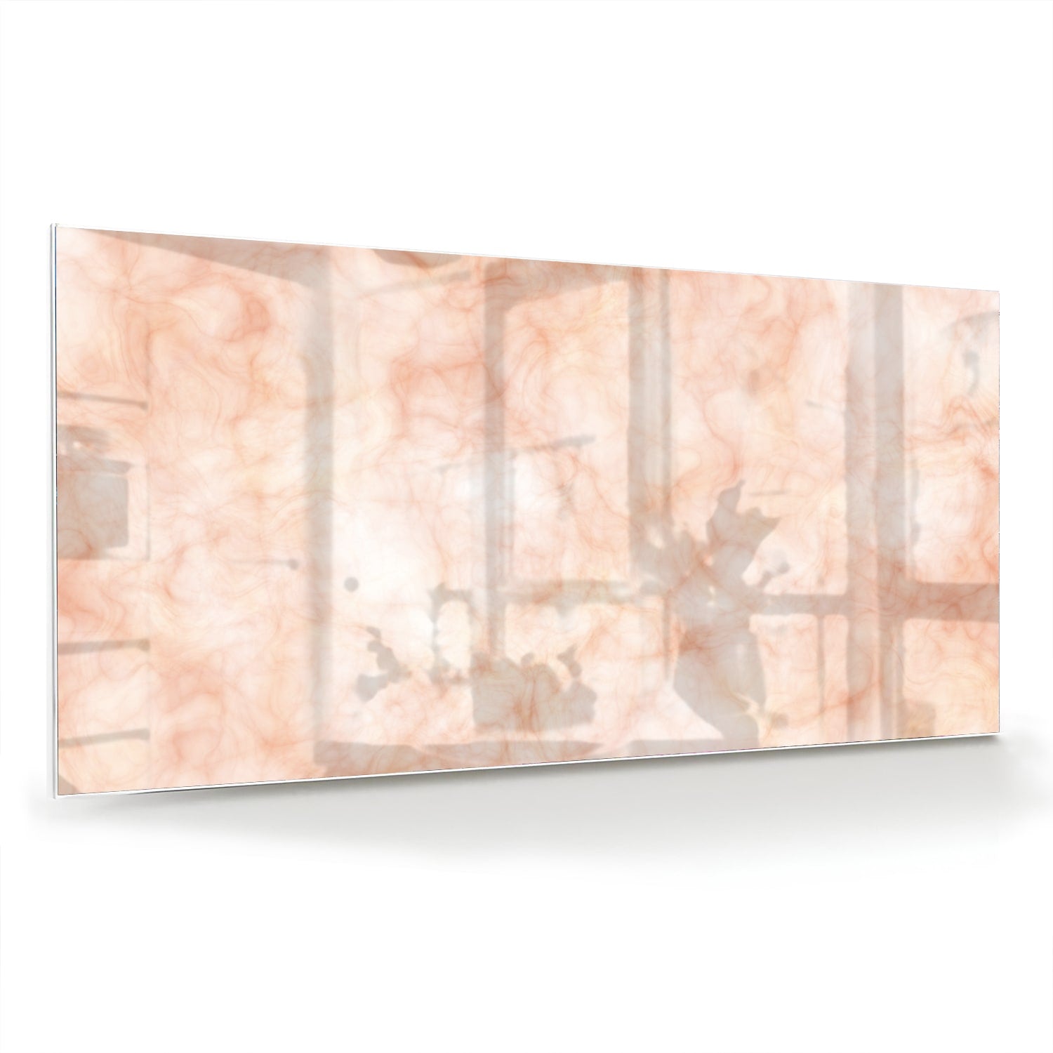 Lichtroze abstract glazen schilderij aan de muur boven een houten kast.
