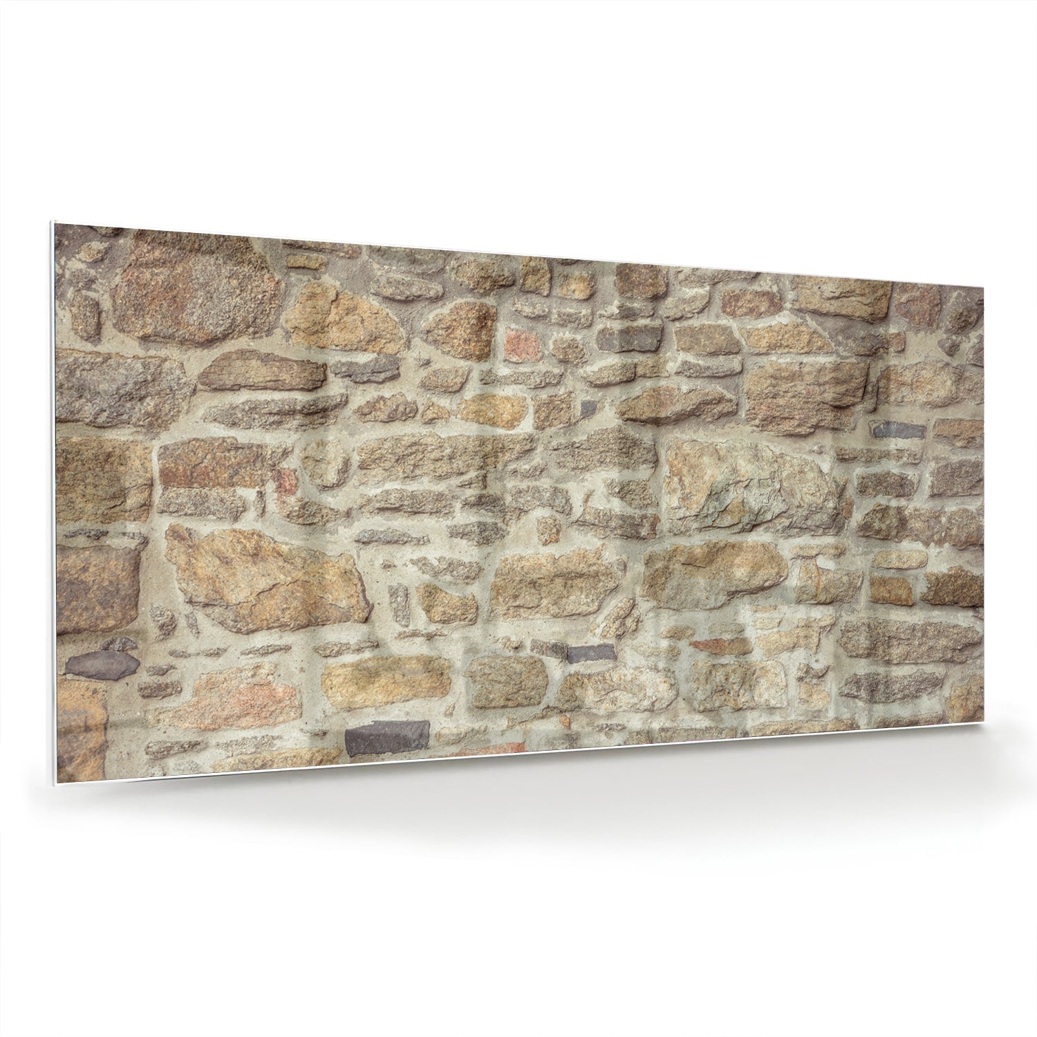Glazen schilderij van een rustieke stenen muur in een lichte woonkamer.