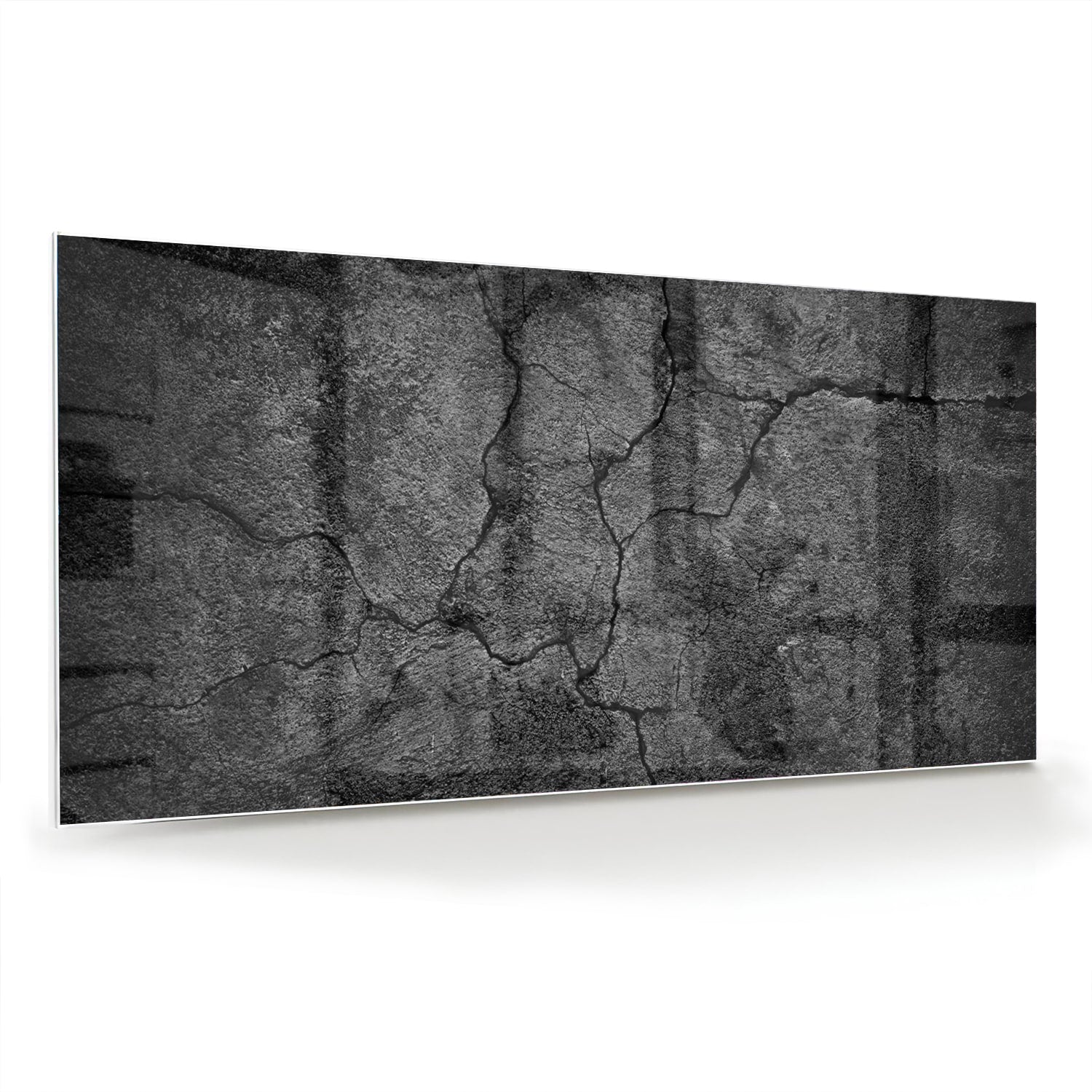 Abstract glas schilderij met een gebarsten textuur aan de muur in een moderne woonkamer.