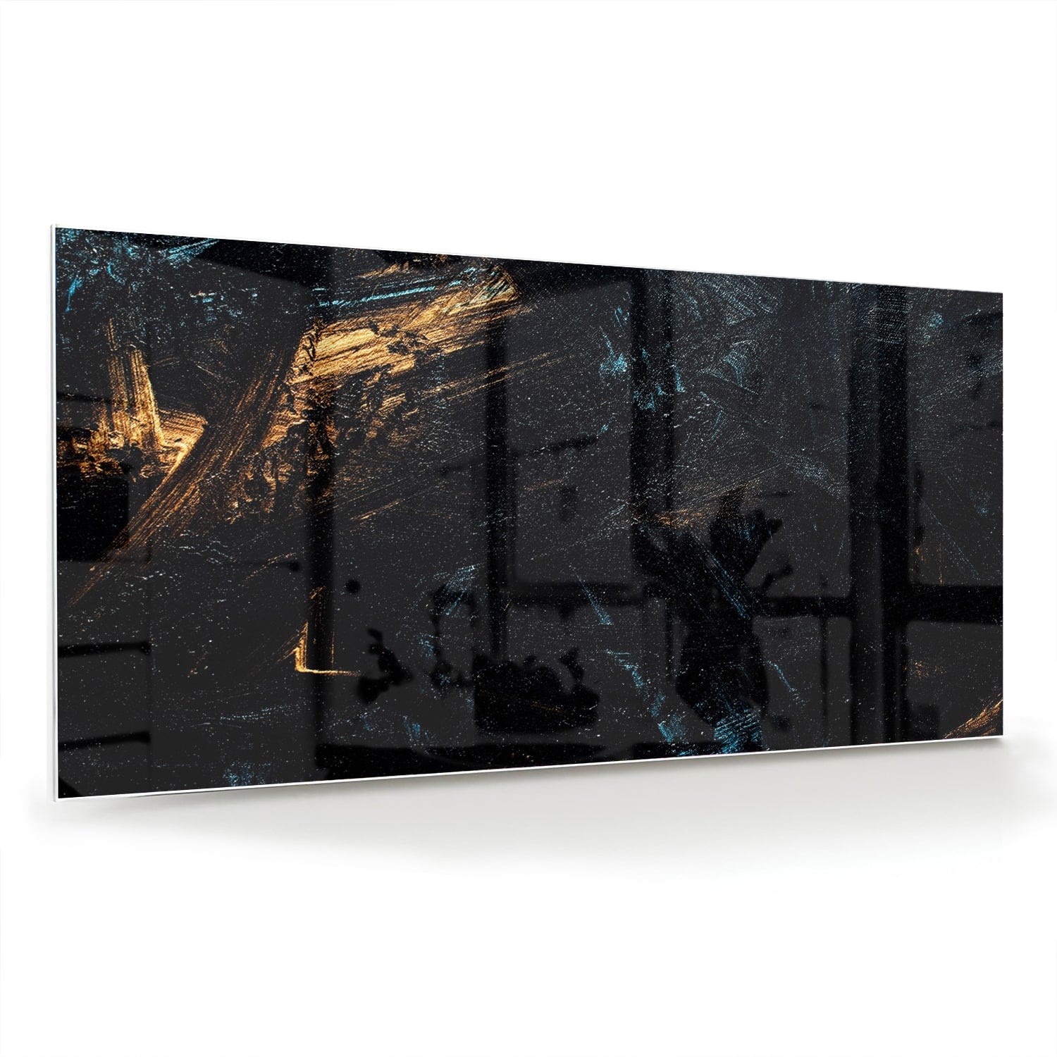 Abstract glazen schilderij met gouden en zwarte accenten aan de muur.