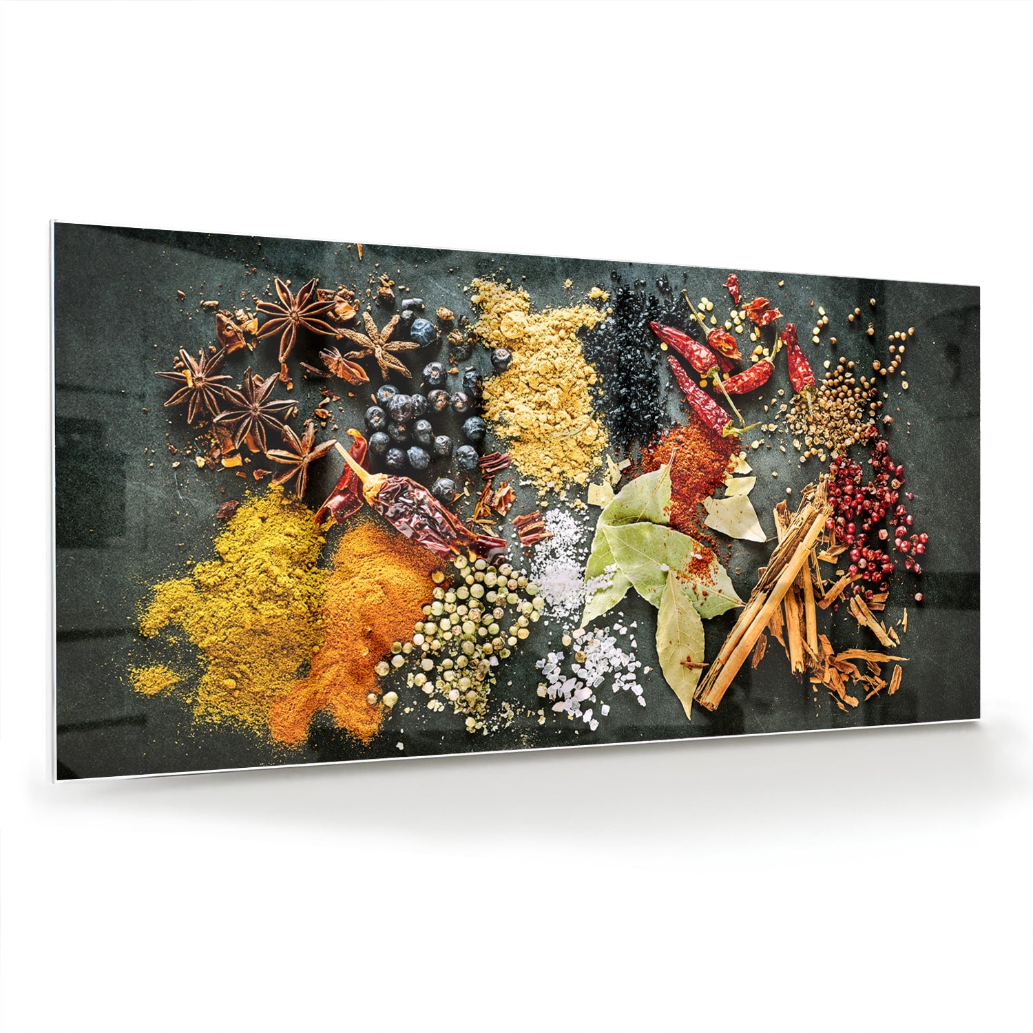 Glazen schilderij met een kleurrijke compositie van specerijen en bladeren in een moderne woonkamer.