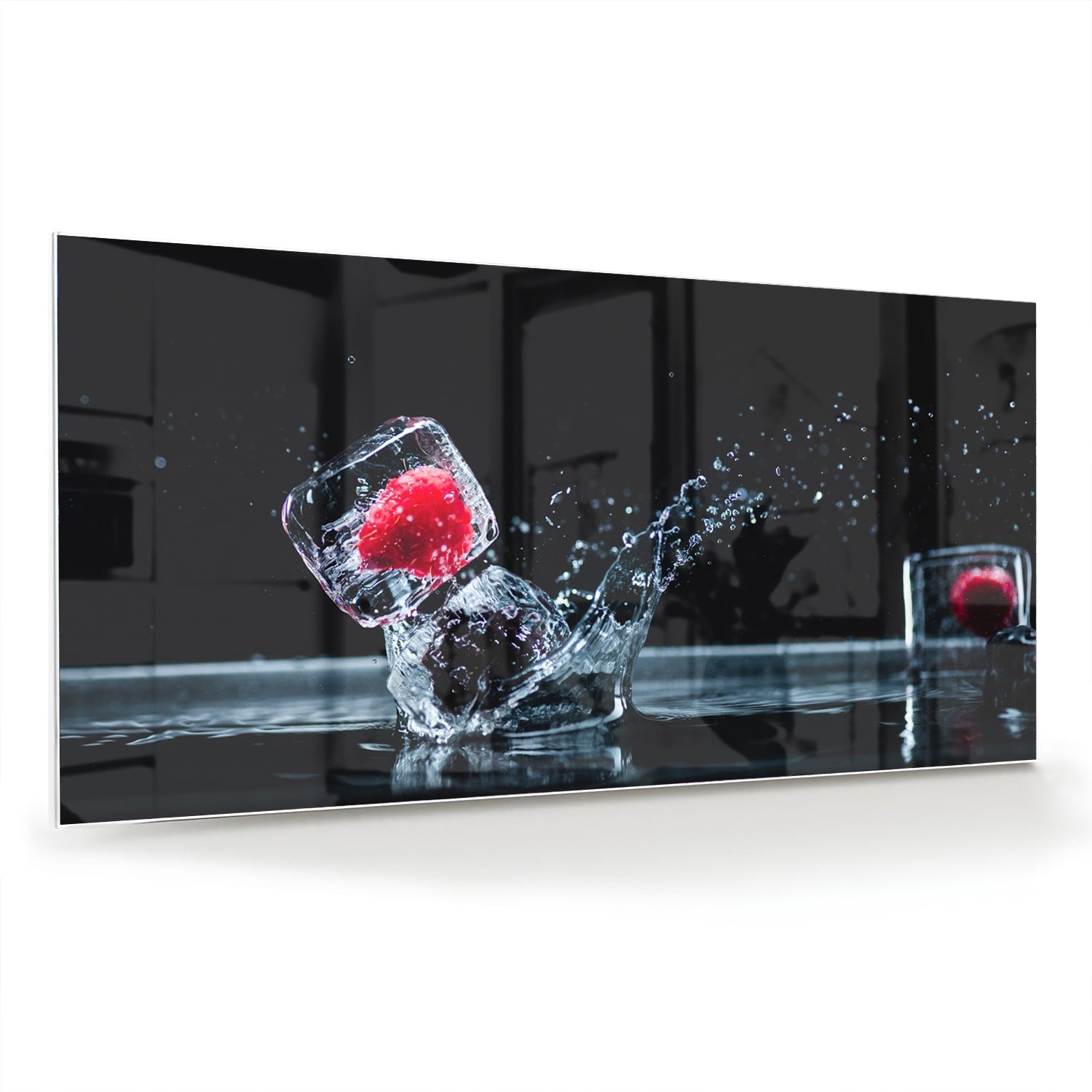 Glazen schilderij van een aardbei die in een glas valt met water splash