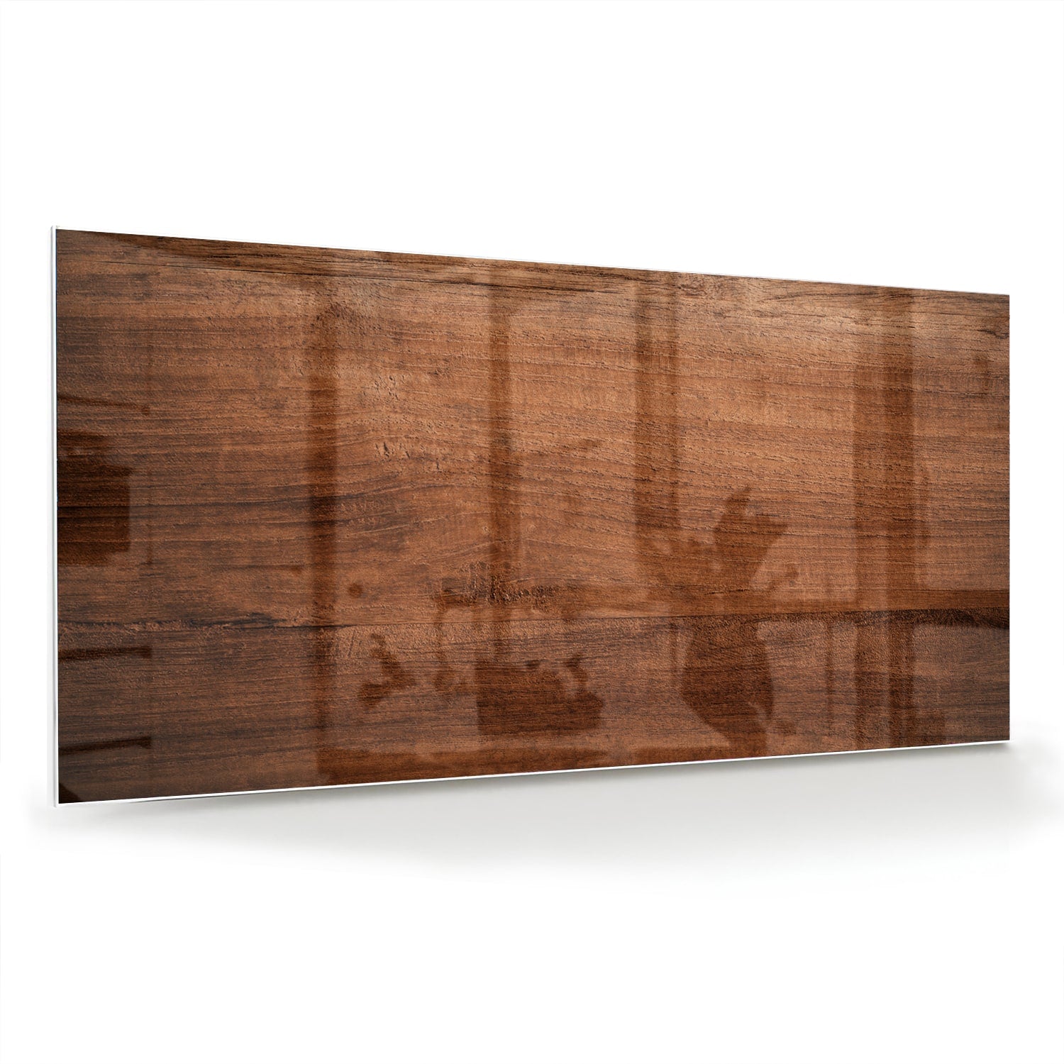 Glazen schilderij in warme houttint hangt boven een moderne kast in een woonkamer.