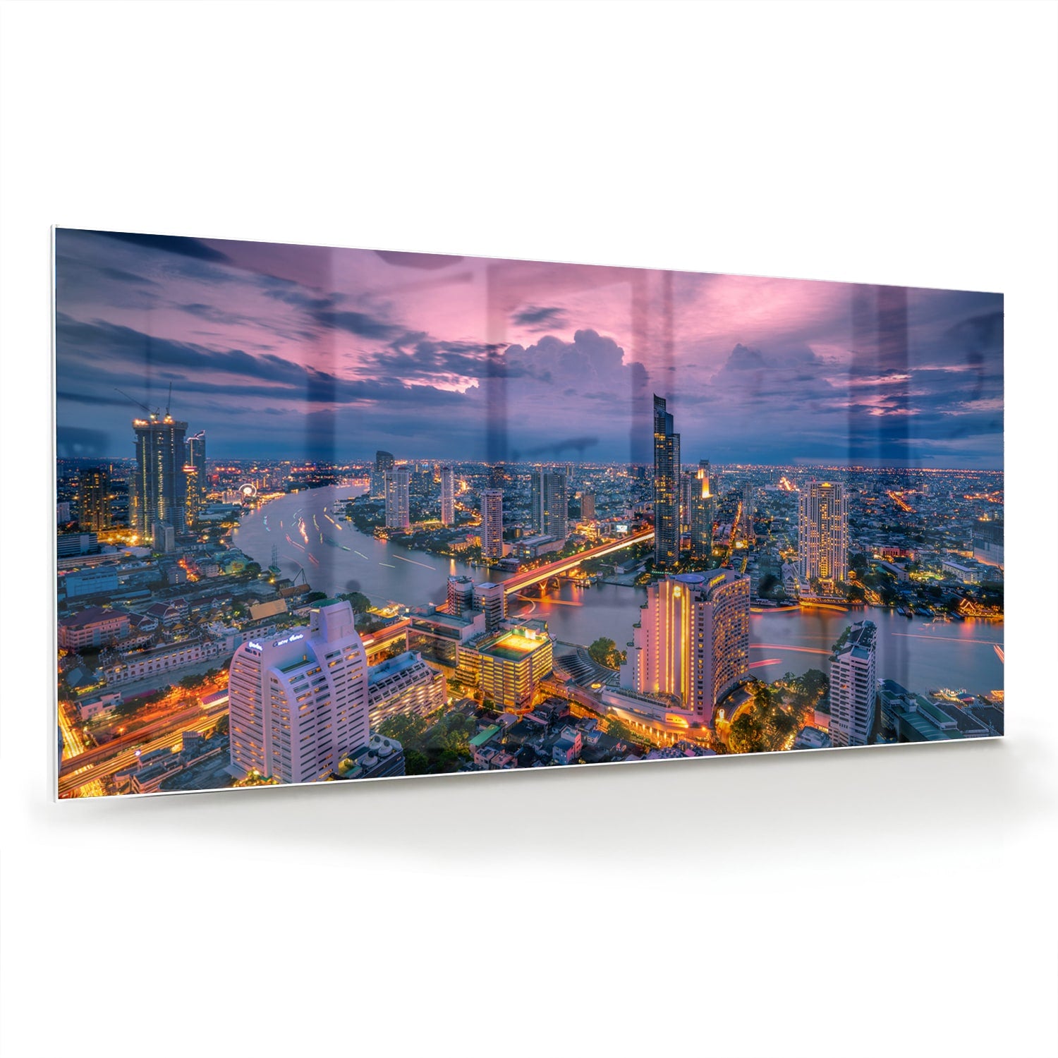 Glazen schilderij van een stad met avondlicht, perfect voor in huis.