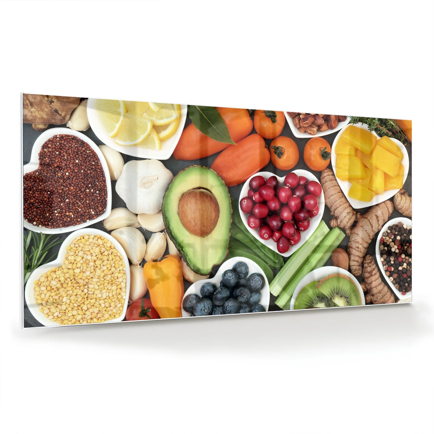 Glazen schilderij met een kleurrijke schikking van fruit en noten.