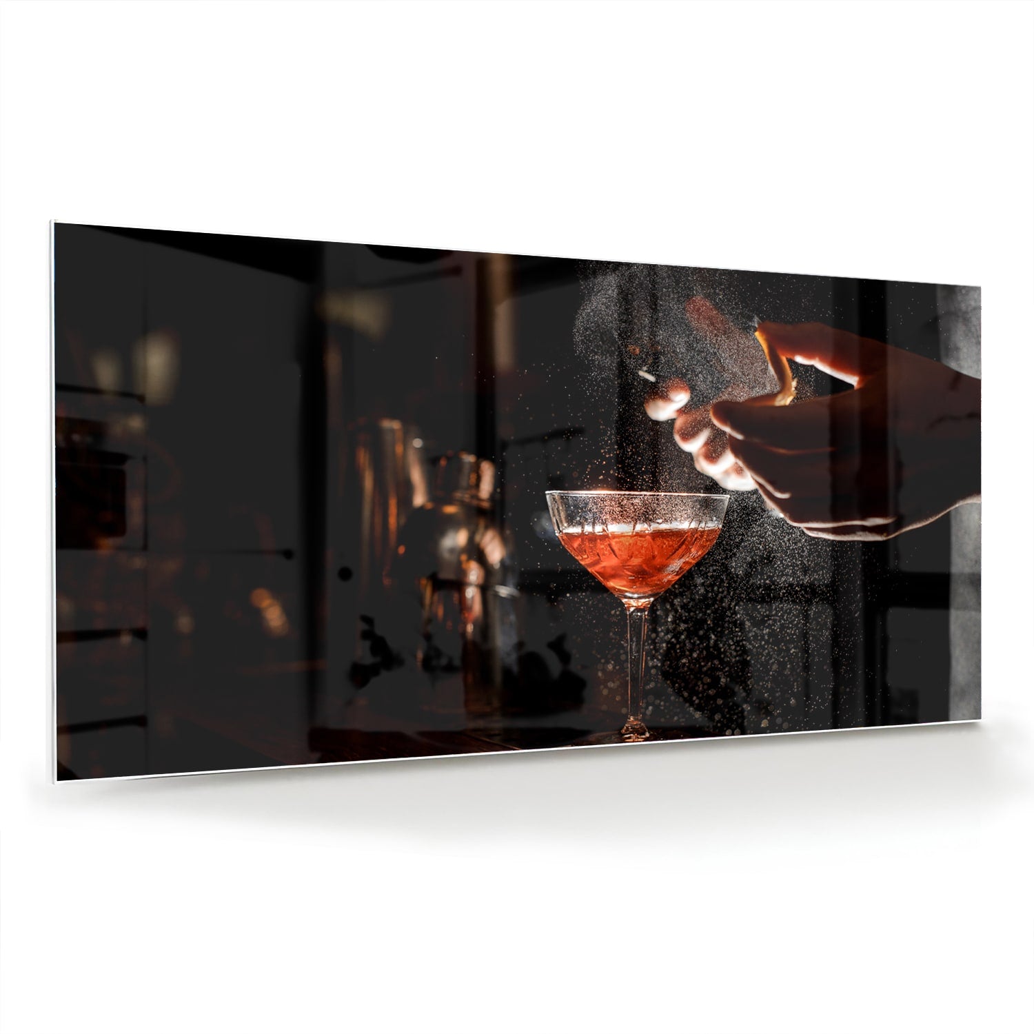 Elegante hand met cocktailglas in een sfeervolle setting