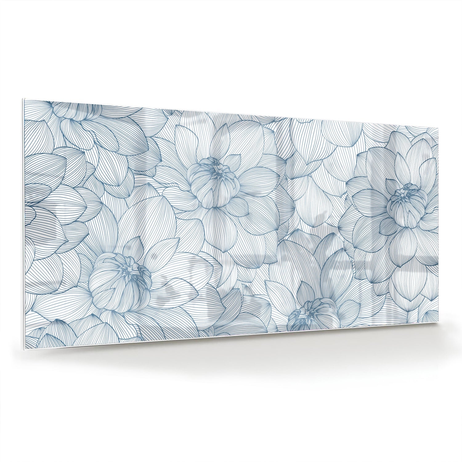 Glazen schilderij met bloemenpatroon in zachte blauwe kleuren, staat boven een houten kast.