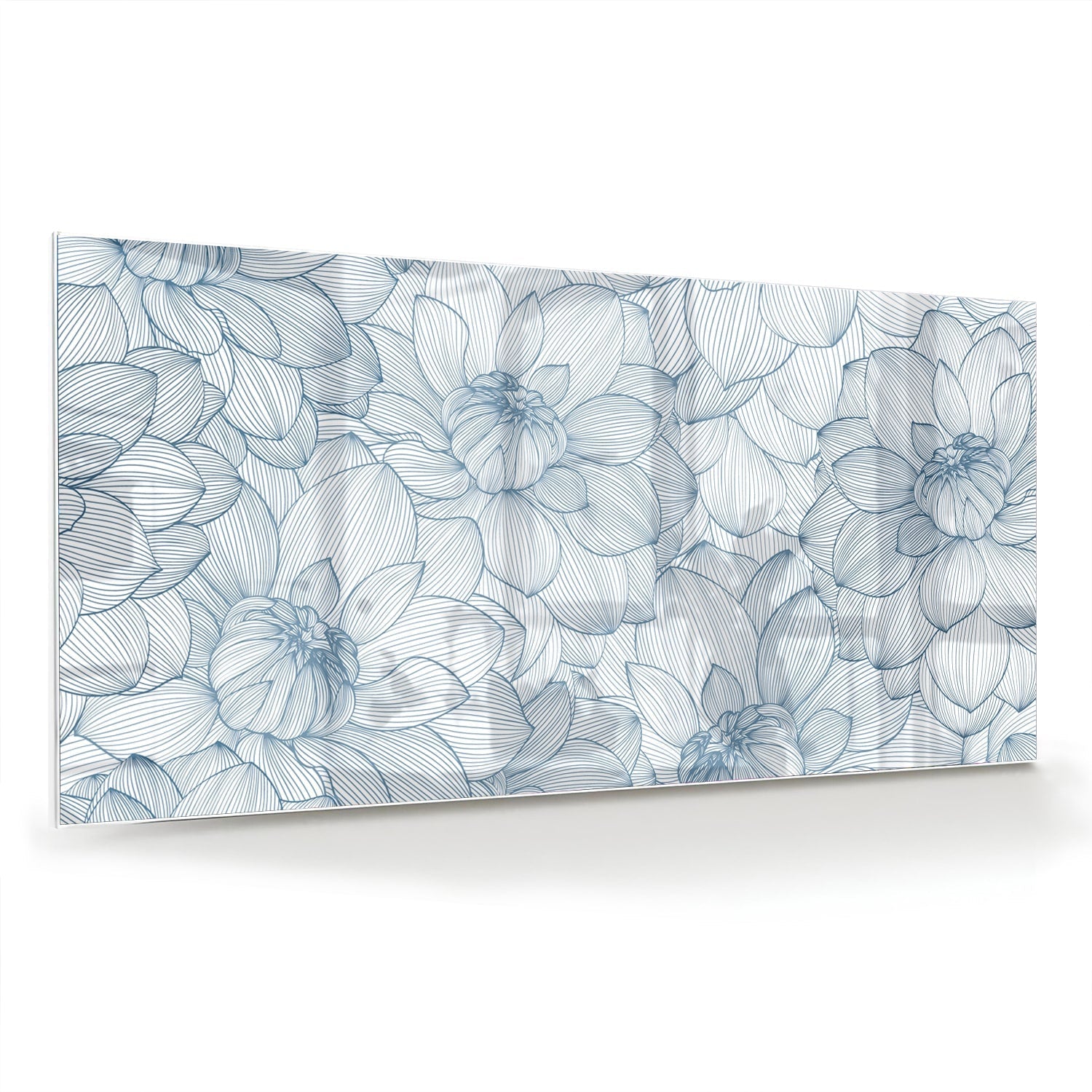 Glazen schilderij met bloemenpatroon in zachte blauwe kleuren, staat boven een houten kast.