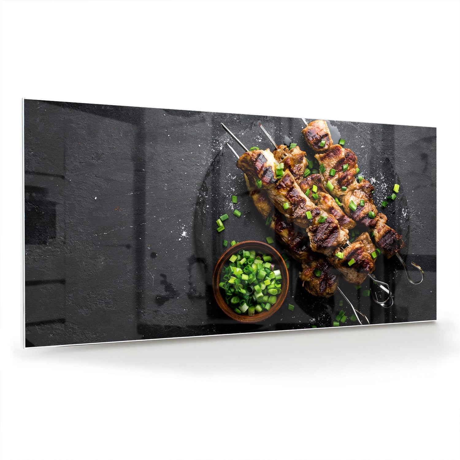 Glazen schilderij met kebabs op een zwarte achtergrond, perfect voor keuken decoratie.