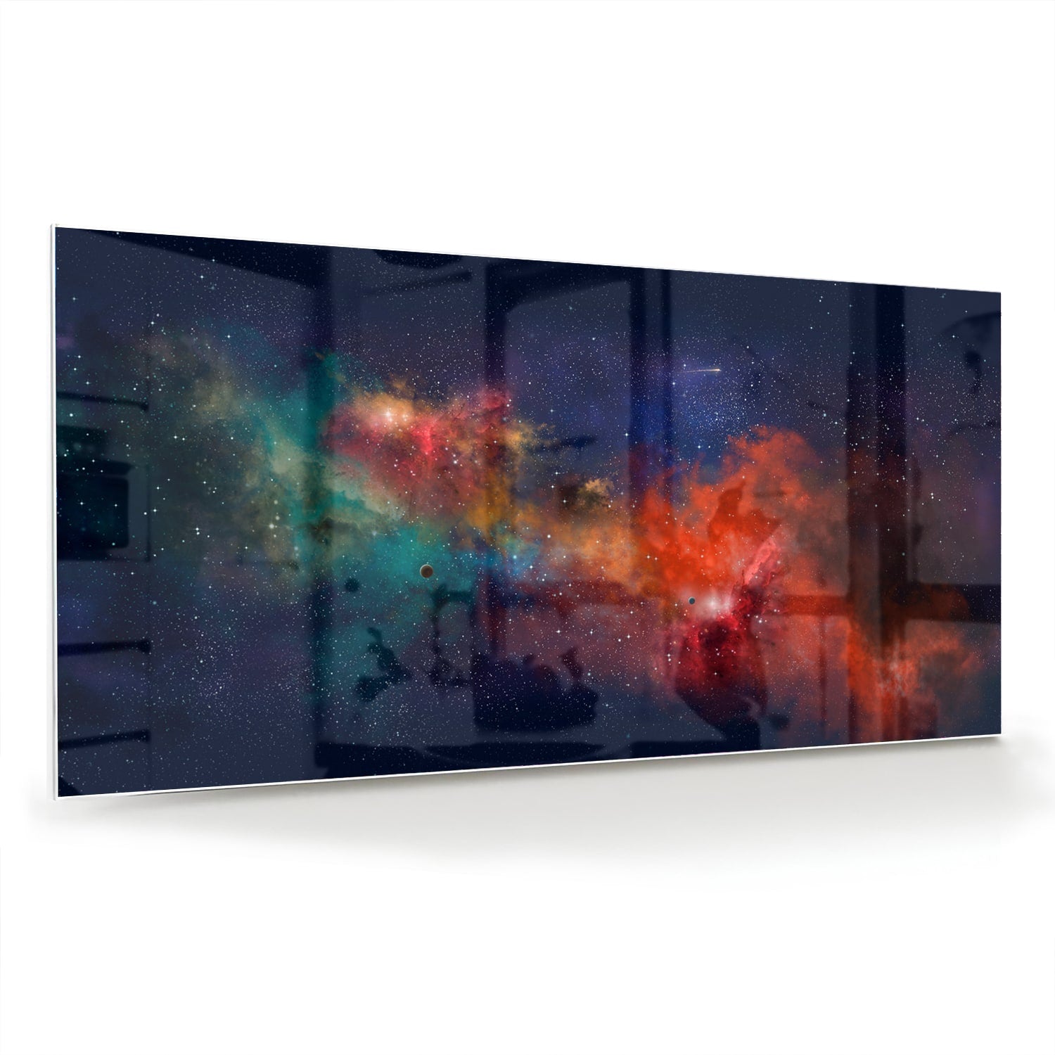 Glazen schilderij van een sterrenstelsel in levendige kleuren aan de muur.