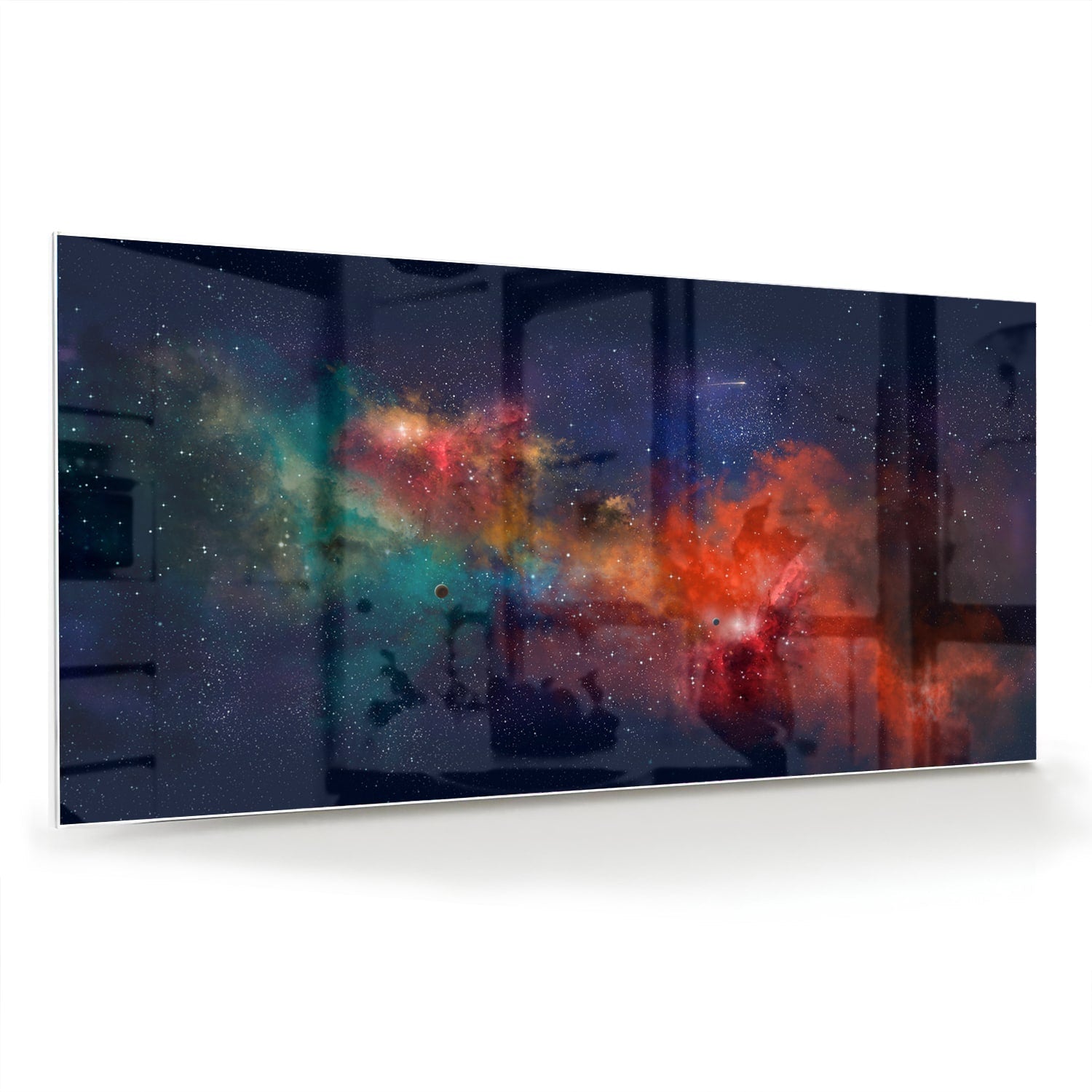 Glazen schilderij van een sterrenstelsel in levendige kleuren aan de muur.
