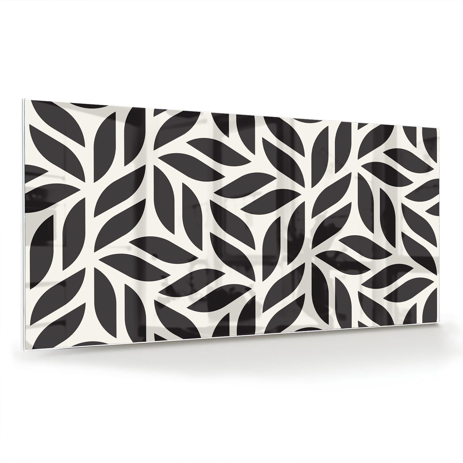 Zwart-wit glazen schilderij met bladerenpatroon aan de muur in een moderne woonkamer.