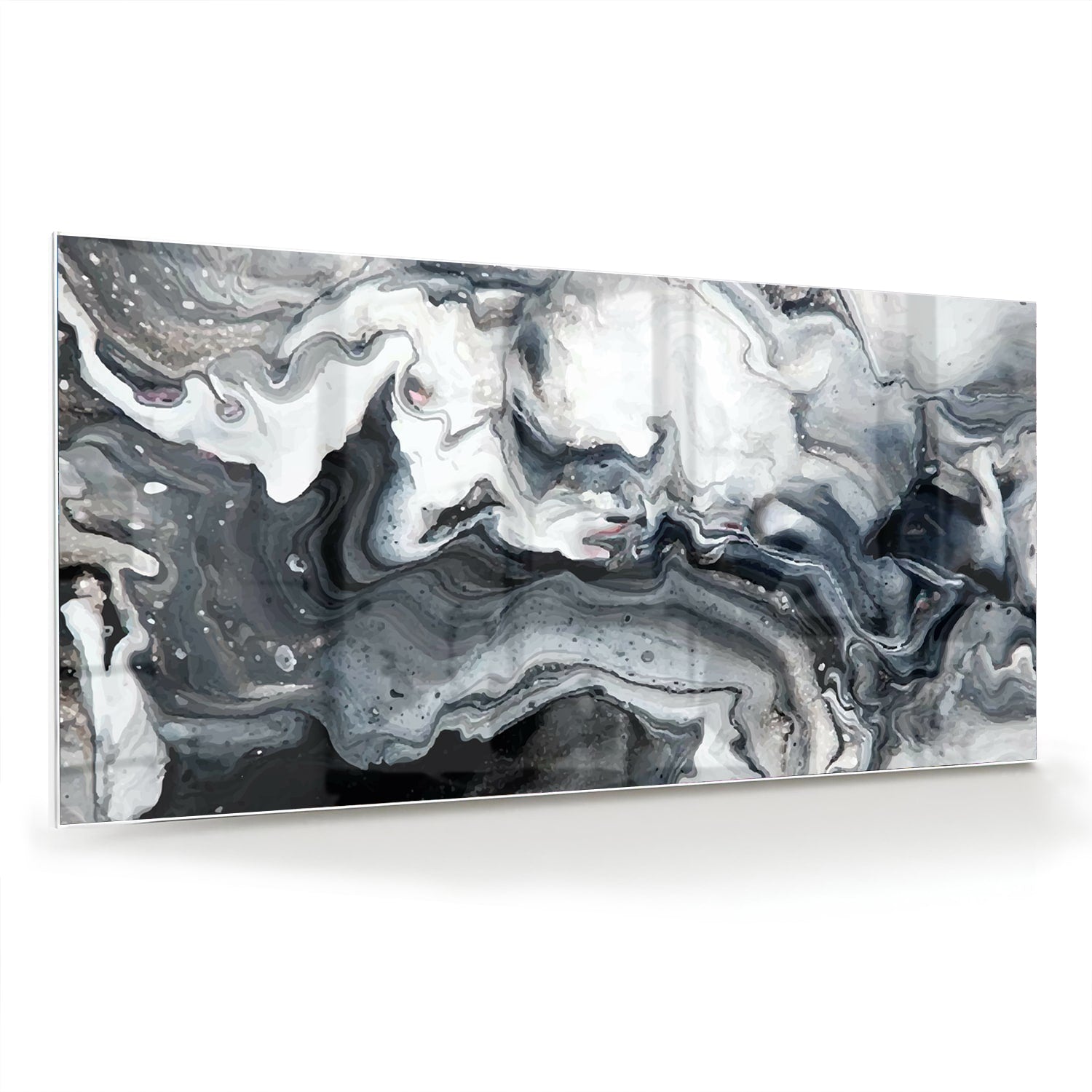 Abstract glazen schilderij met grijze en witte tinten aan de muur.