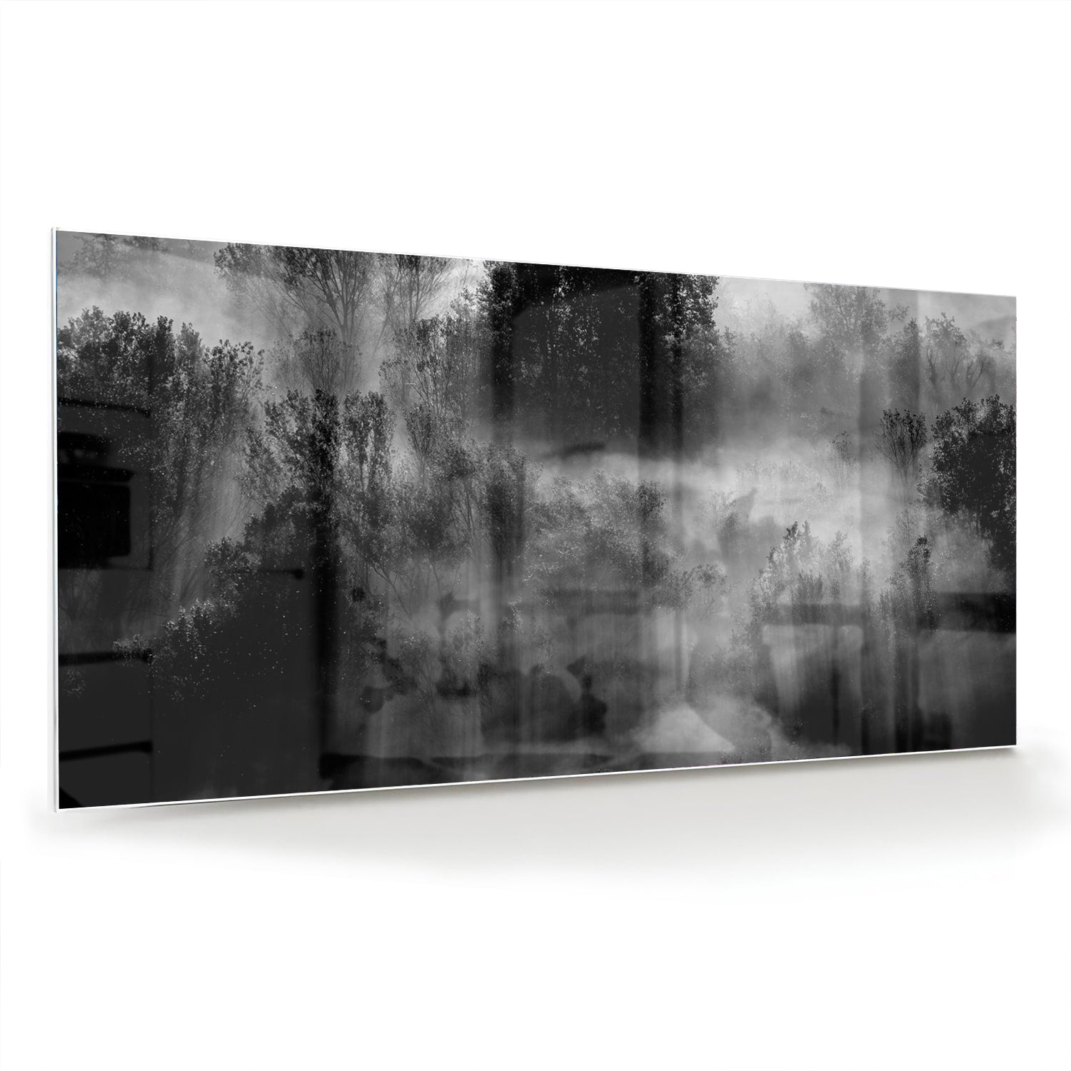Glazen schilderij met een abstract zwart-wit landschap van bomen in de mist.
