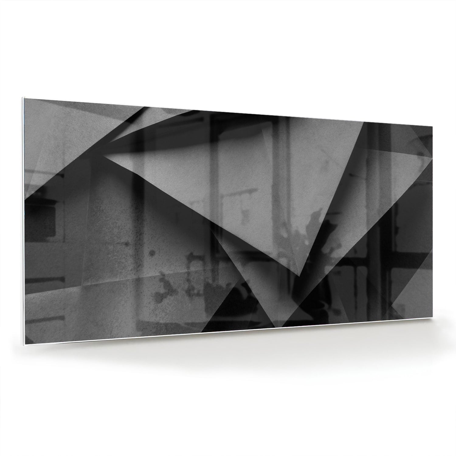 Modern glazen schilderij met een geometrisch zwart-wit ontwerp aan de muur.
