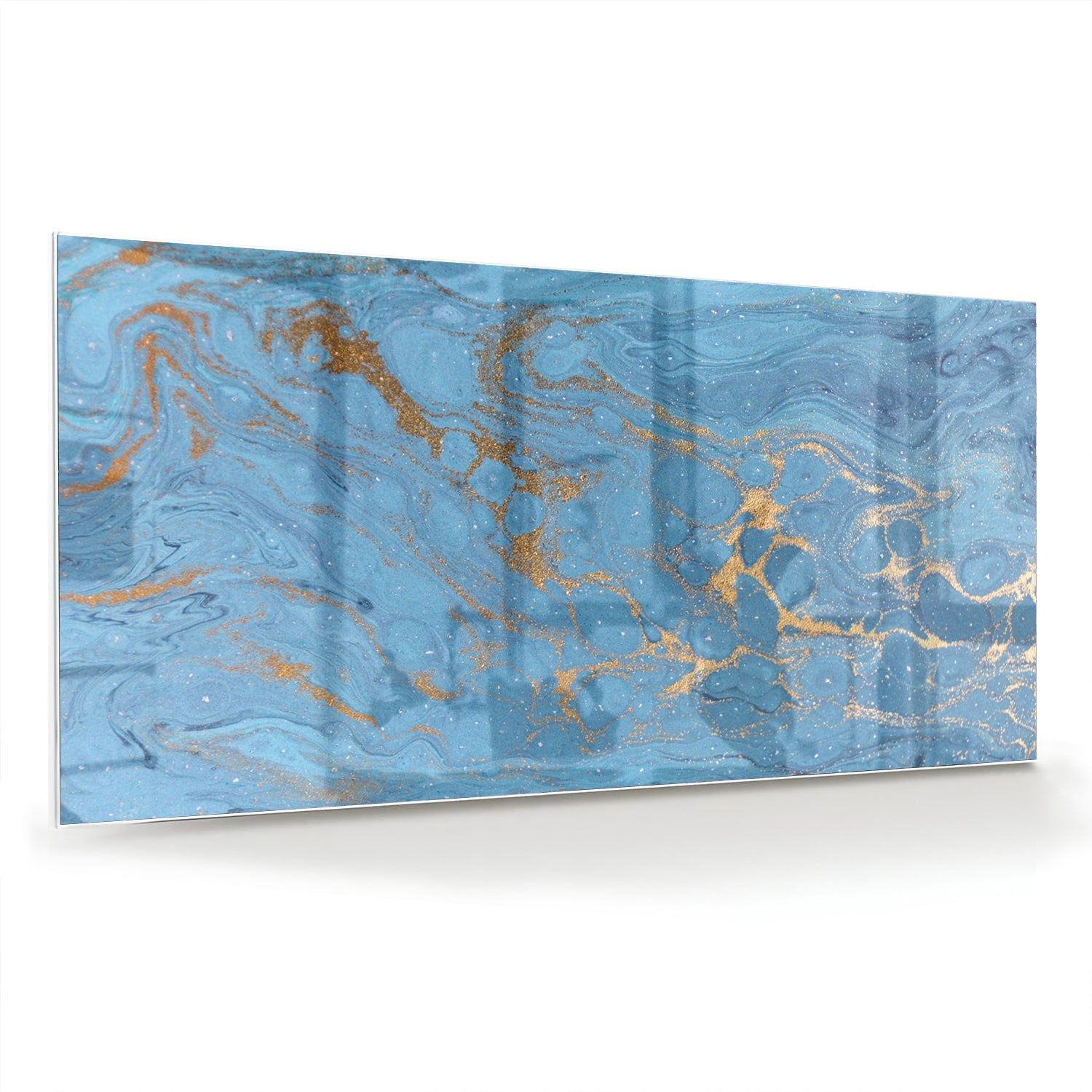 Glazen schilderij met blauw en gouden patronen aan de muur boven een houten kast.