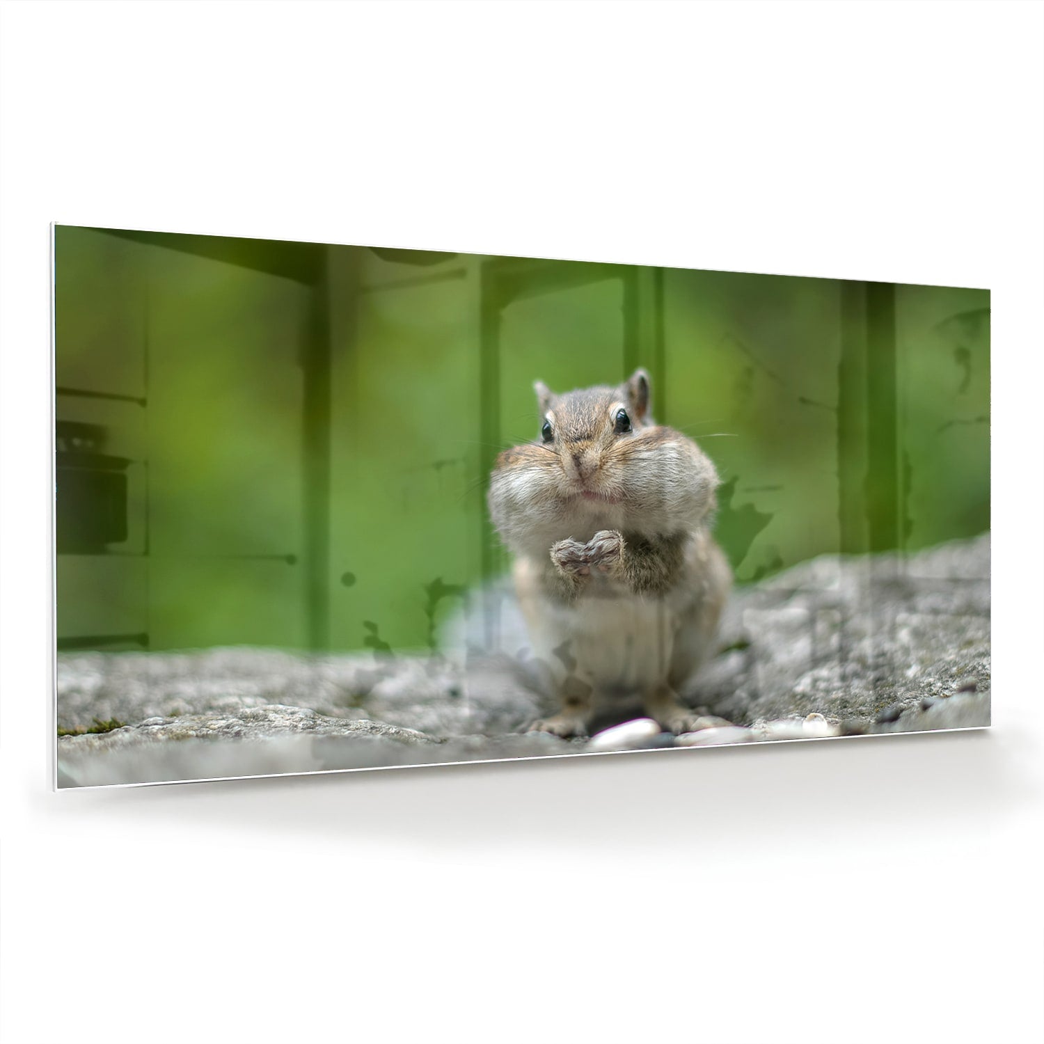 Glazen schilderij van een eekhoorn met een noot in zijn hand