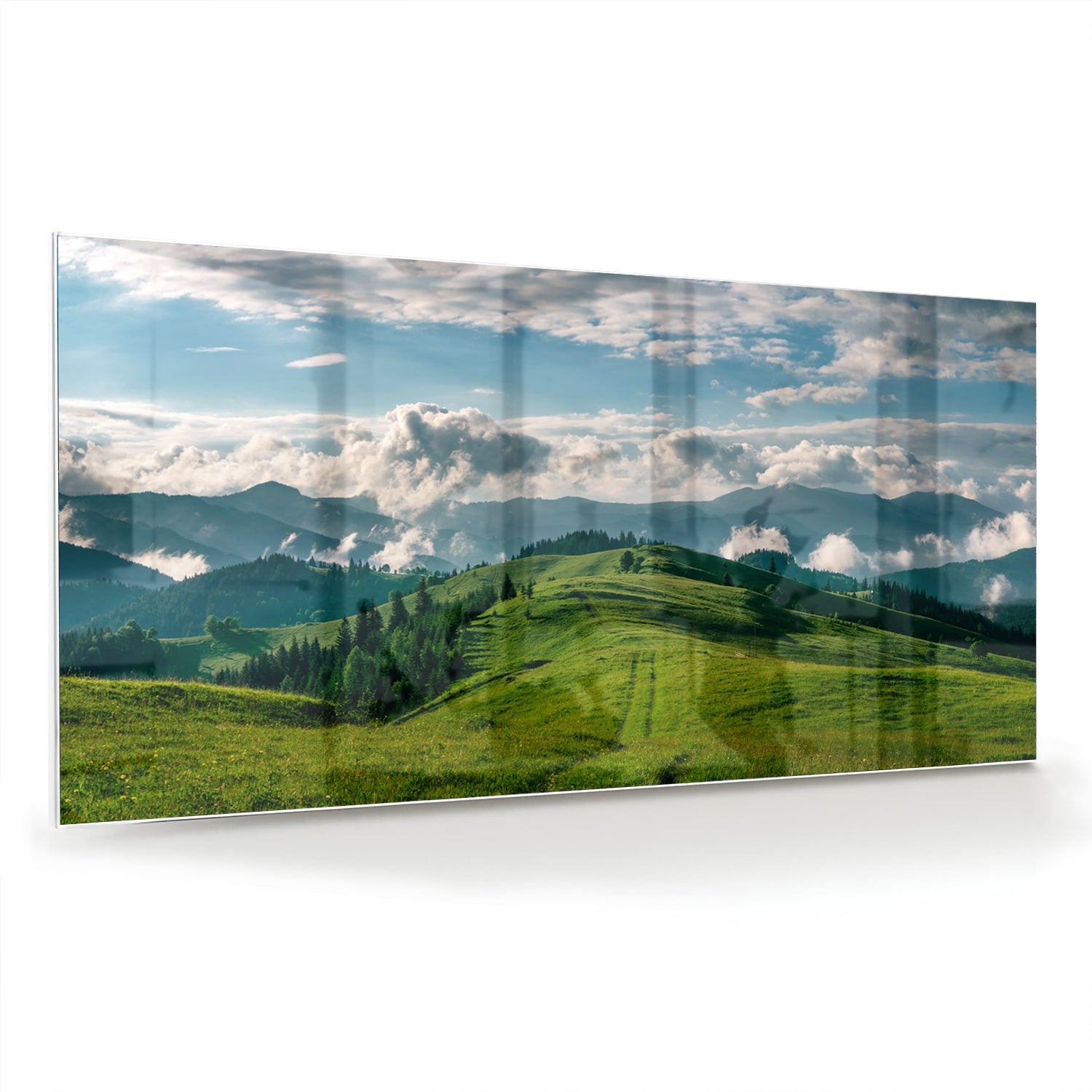 Glas schilderij van een prachtig berglandschap met groene heuvels en bergen.