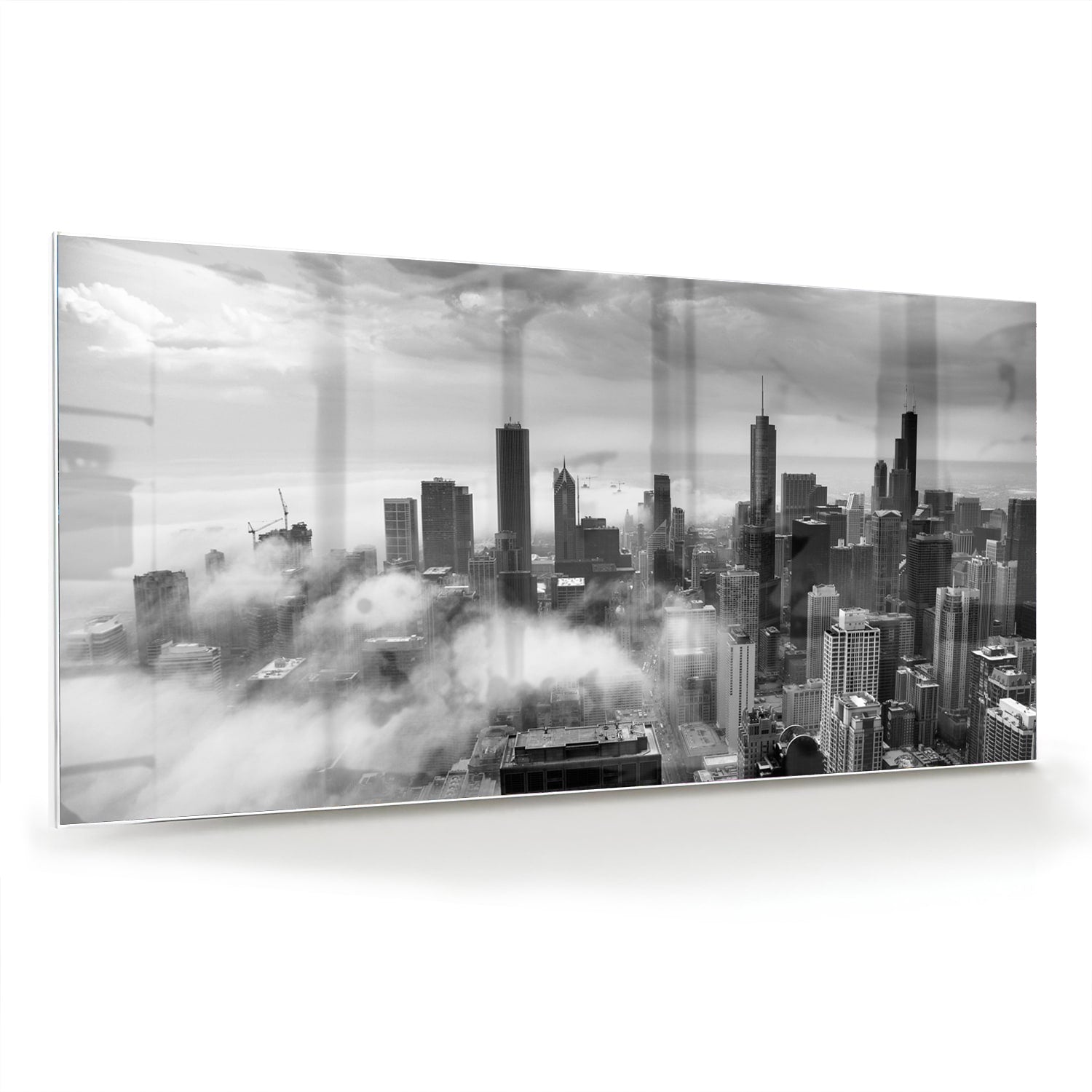 Glazen schilderij van een stads skyline in zwart-wit met wolken.