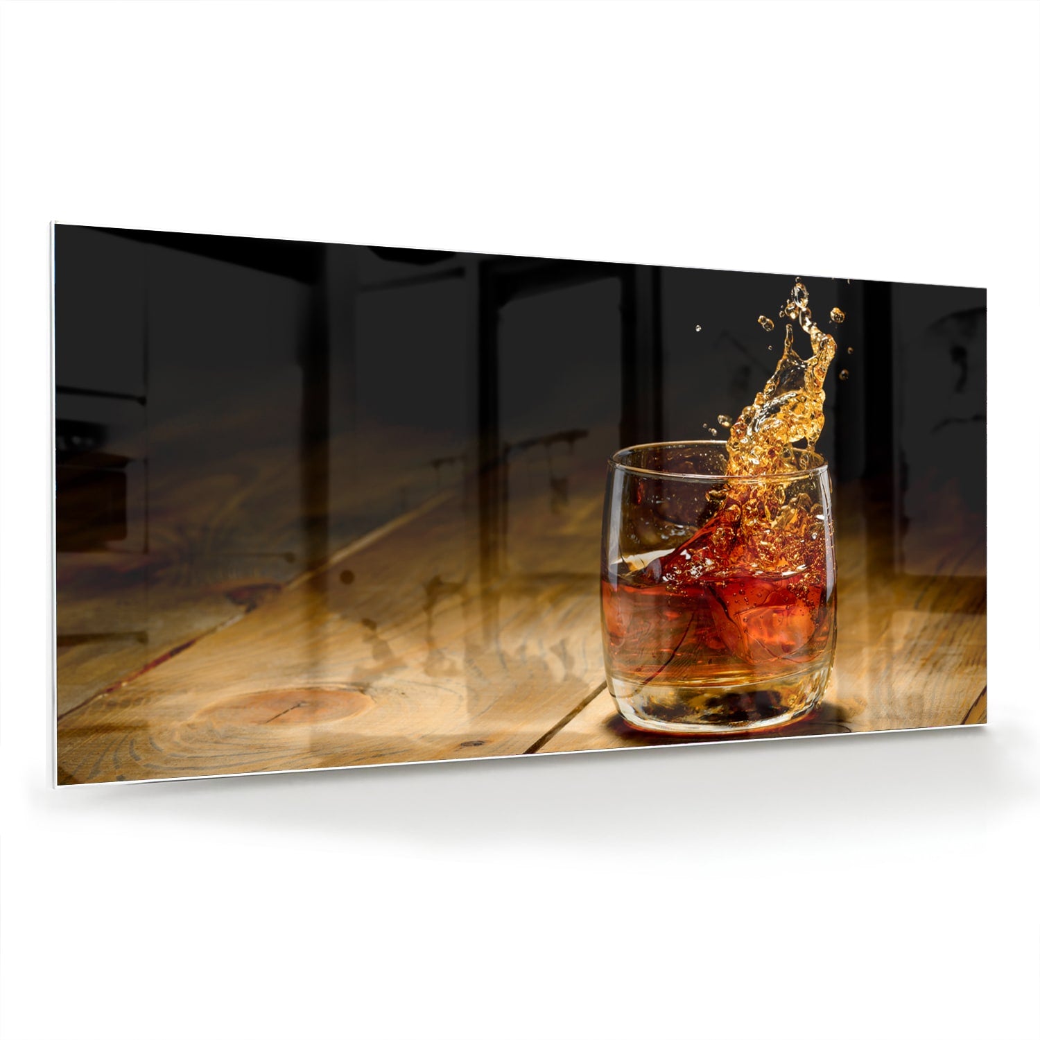 Glazen schilderij met een glas en spetterende drank op een houten tafel.