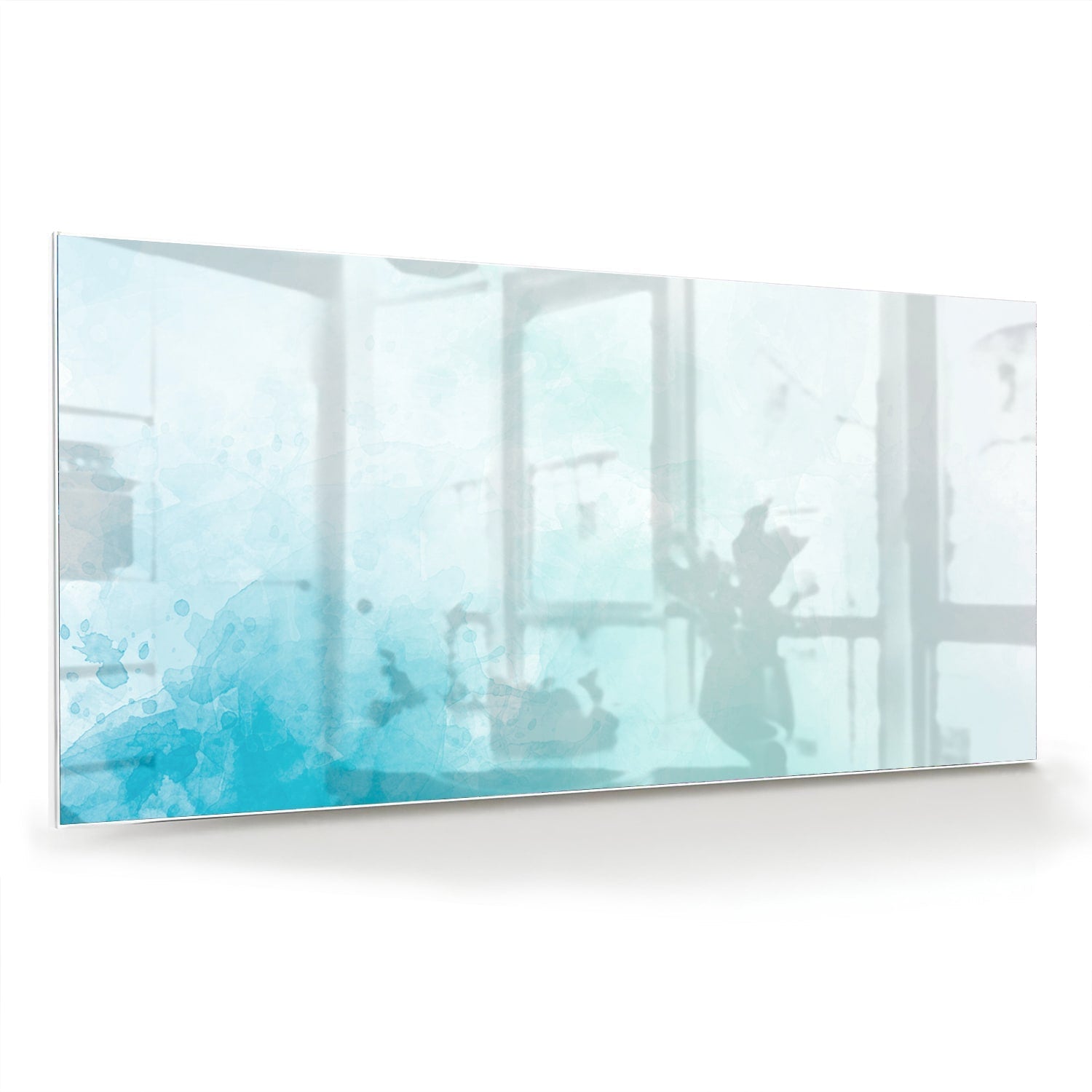 Abstract glazen schilderij met blauwe en turquoise tinten aan de muur.