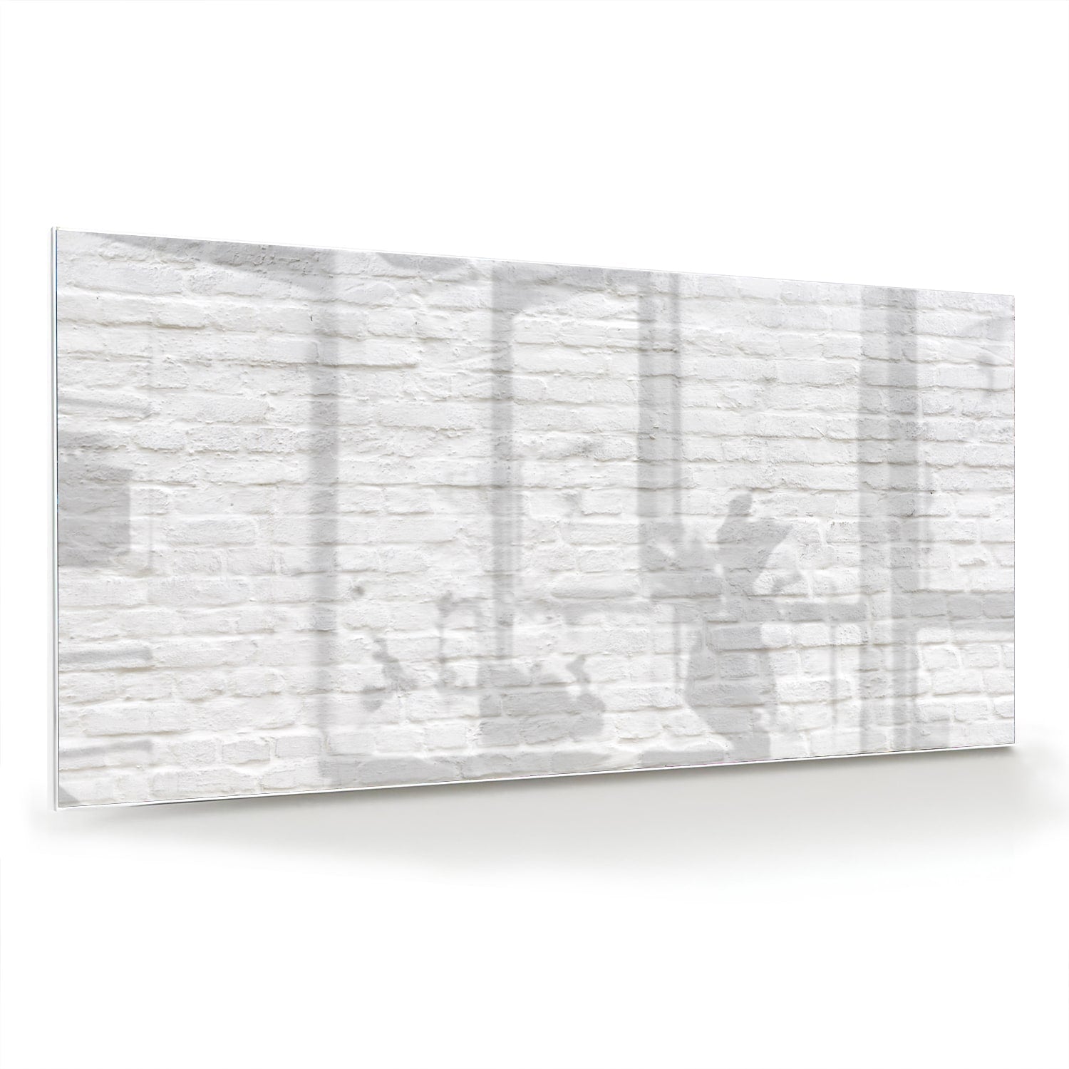 Glazen schilderij met witte bakstenen textuur aan de muur in moderne woonkamer.