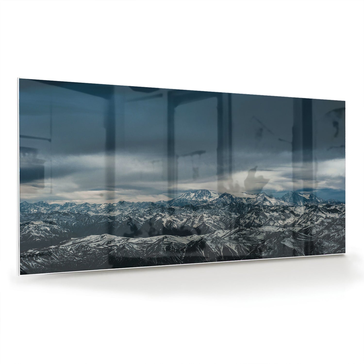 Glazen schilderij van een majestueus berglandschap met sneeuwtoppen
