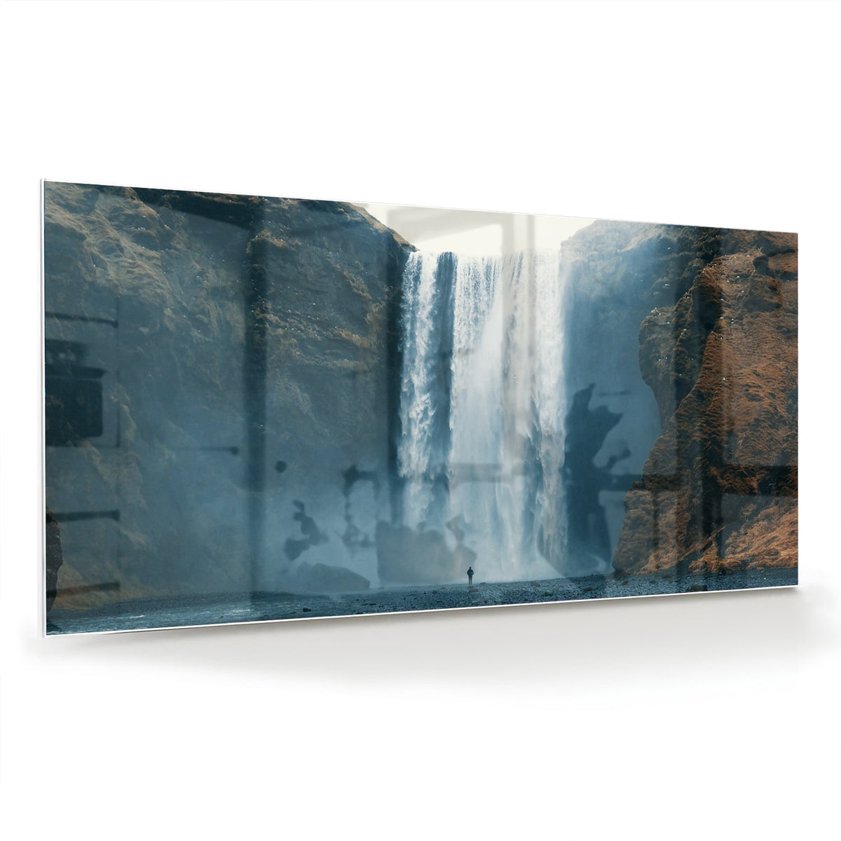 Glazen schilderij van een waterval in een moderne woonkamer.