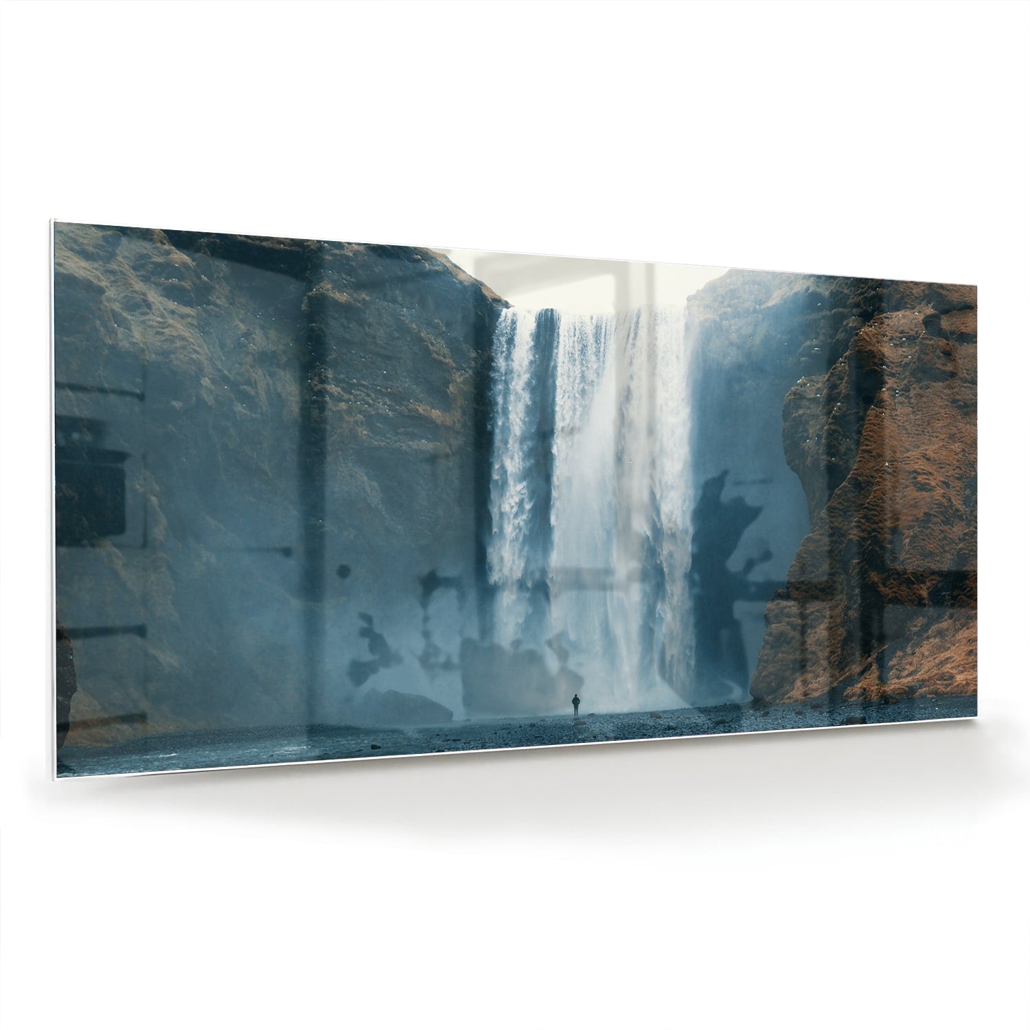 Glazen schilderij van een waterval in een moderne woonkamer.