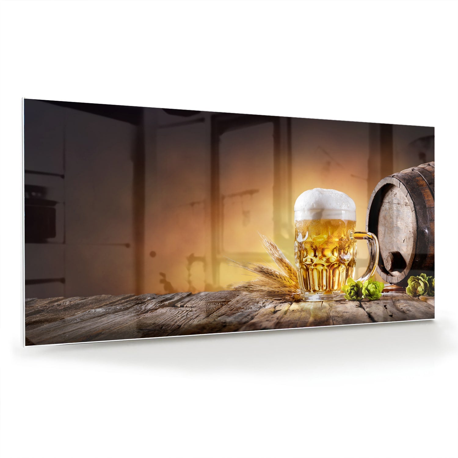 Glazen schilderij van een koud biertje op een houten tafel met groen in de achtergrond.