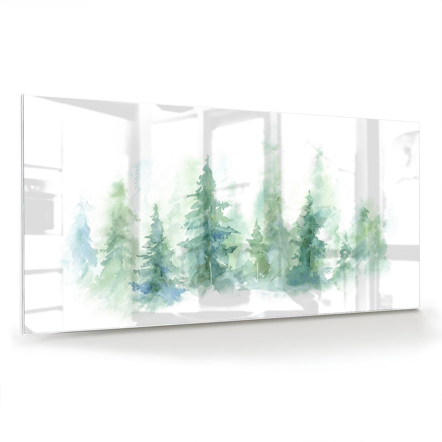 Glazen schilderij met groene dennenbomen aan de muur in een modern interieur.