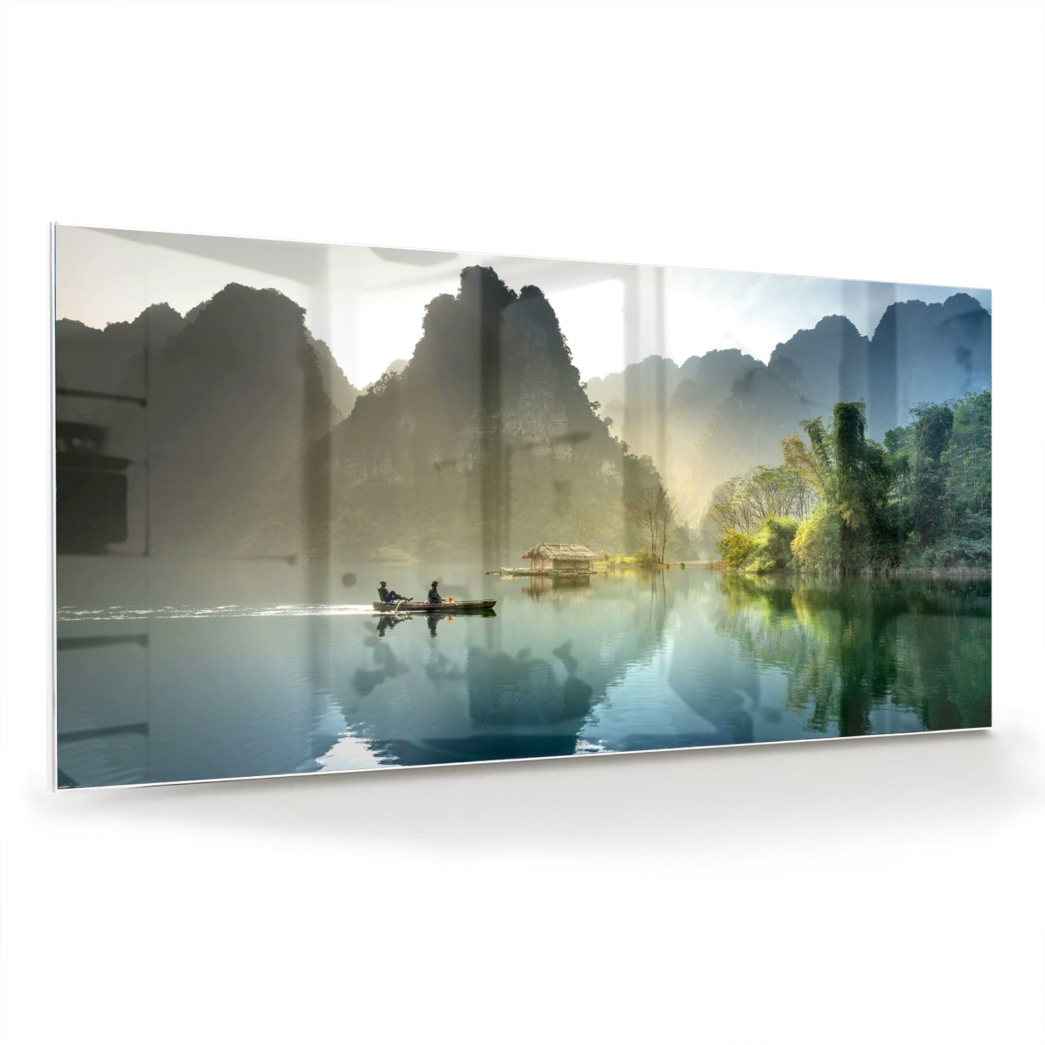 Glazen schilderij van een serene berglandschap met reflecties in het water.