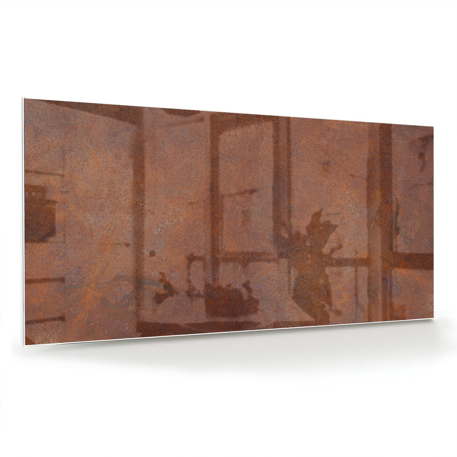 Abstract glazen schilderij met aardetinten boven een houten meubel.