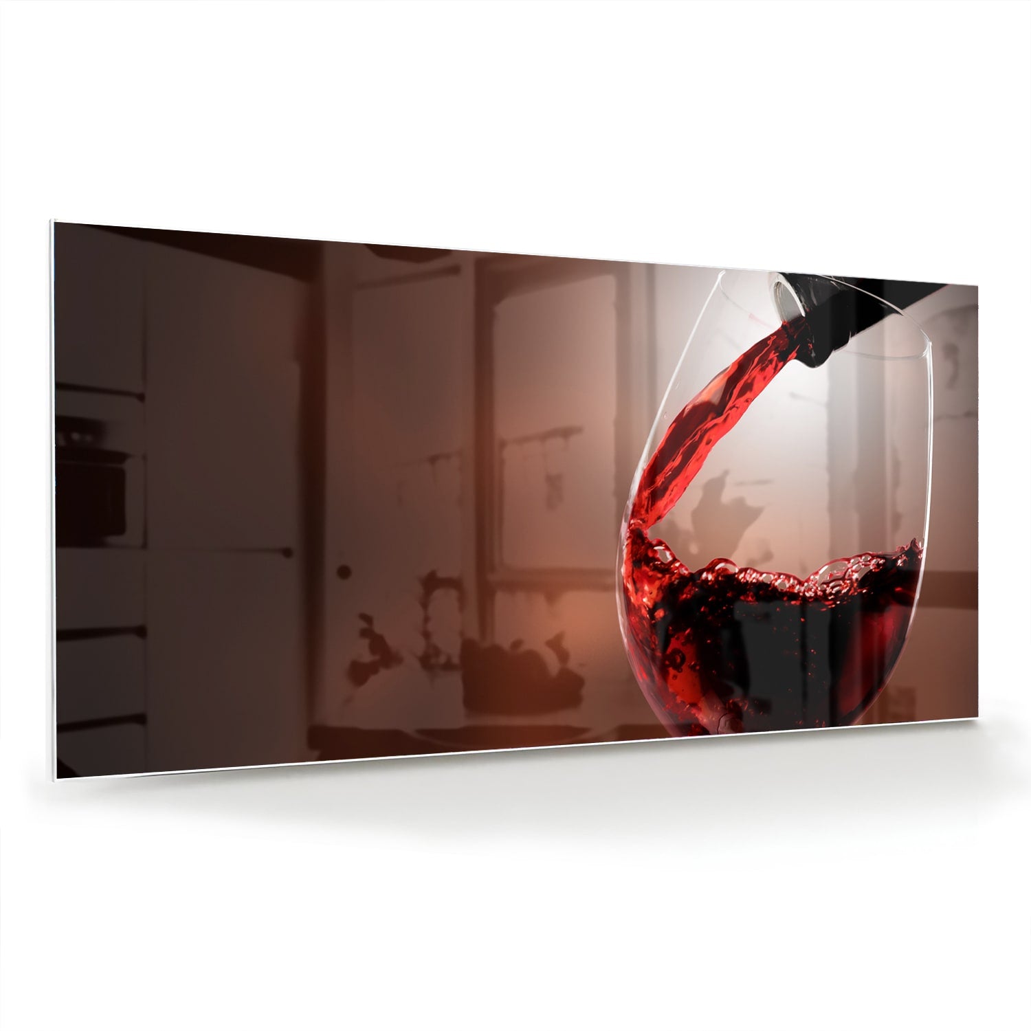 Glazen schilderij van een rode wijn die in een glas wordt ingeschonken, zichtbaar in een moderne woonkamer.