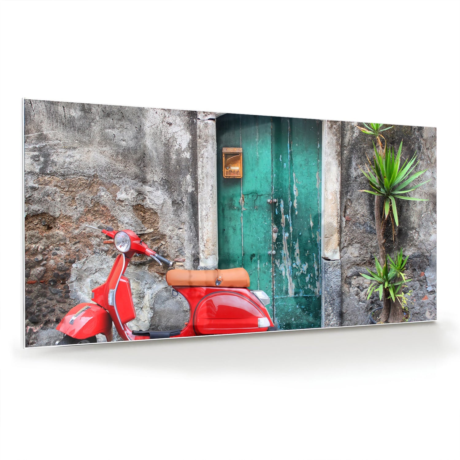 Glazen schilderij van een rode scooter voor een groene deur met planten.