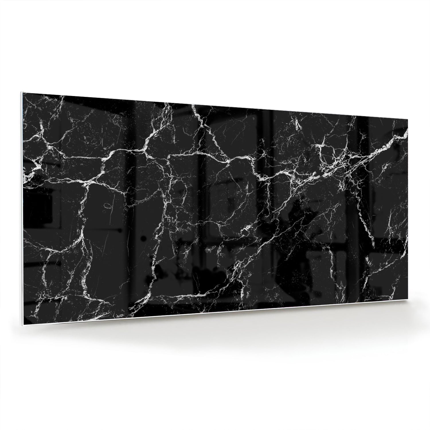 Glazen schilderij in zwart marmerlook aan de muur boven een houten kast.