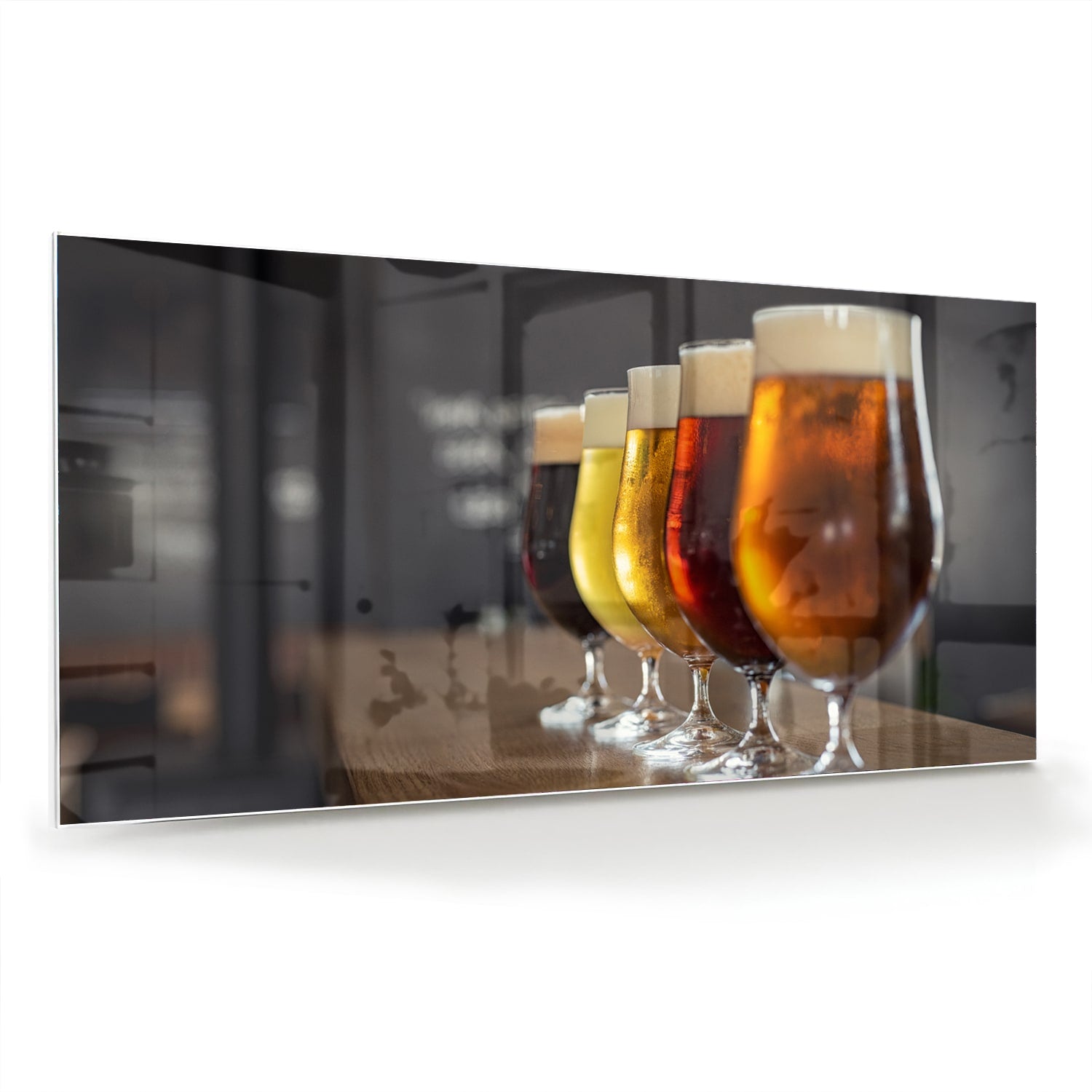 Glazen schilderij met een selectie verschillende bieren in helder glazen.