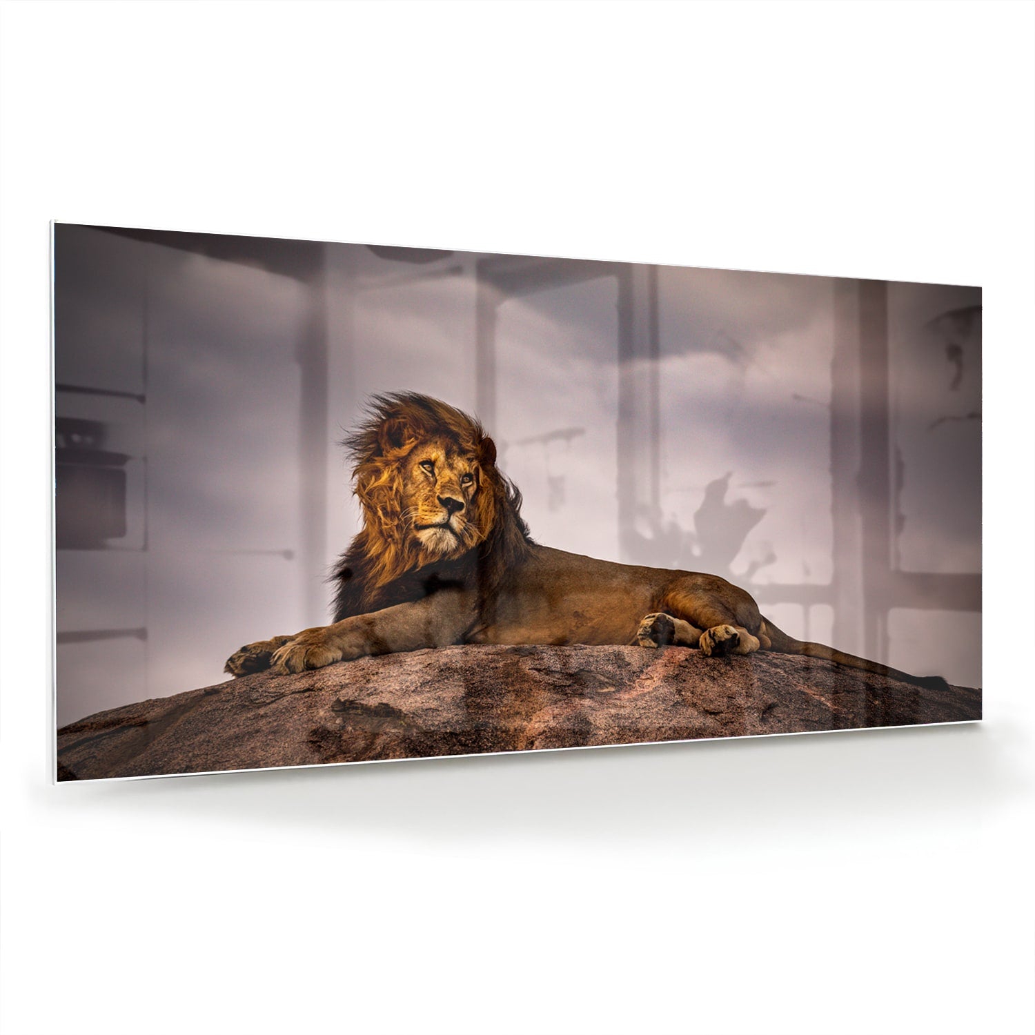 Glazenschilderij van een majestueuze leeuw op een rots, perfect voor interieurdecoratie.