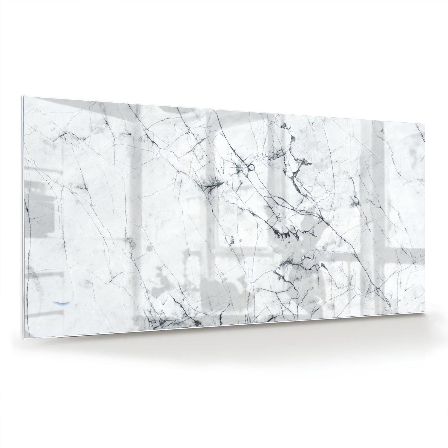 Glazen schilderij met marmerlook aan de muur in een moderne woonkamer.