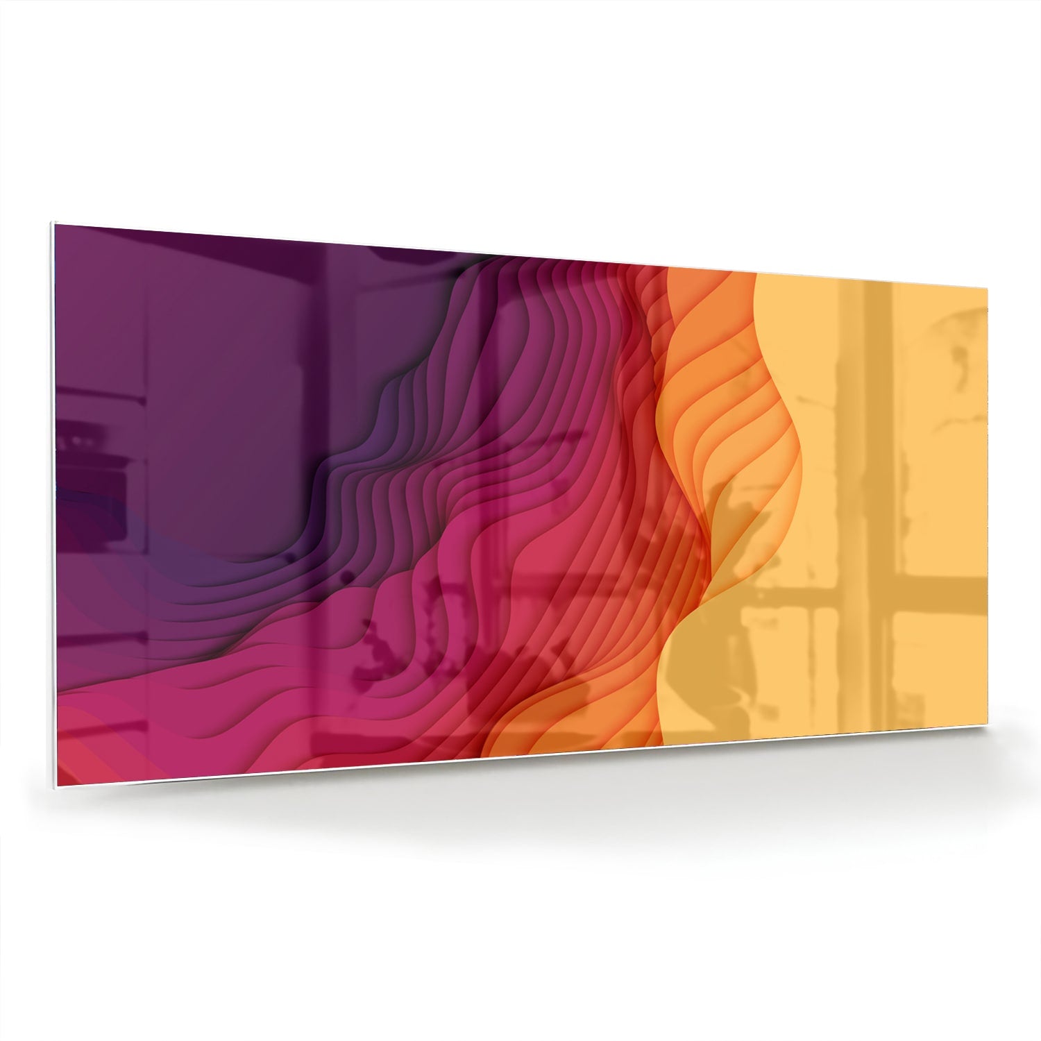 Abstract glazen schilderij met paarse en oranje golven aan de muur.