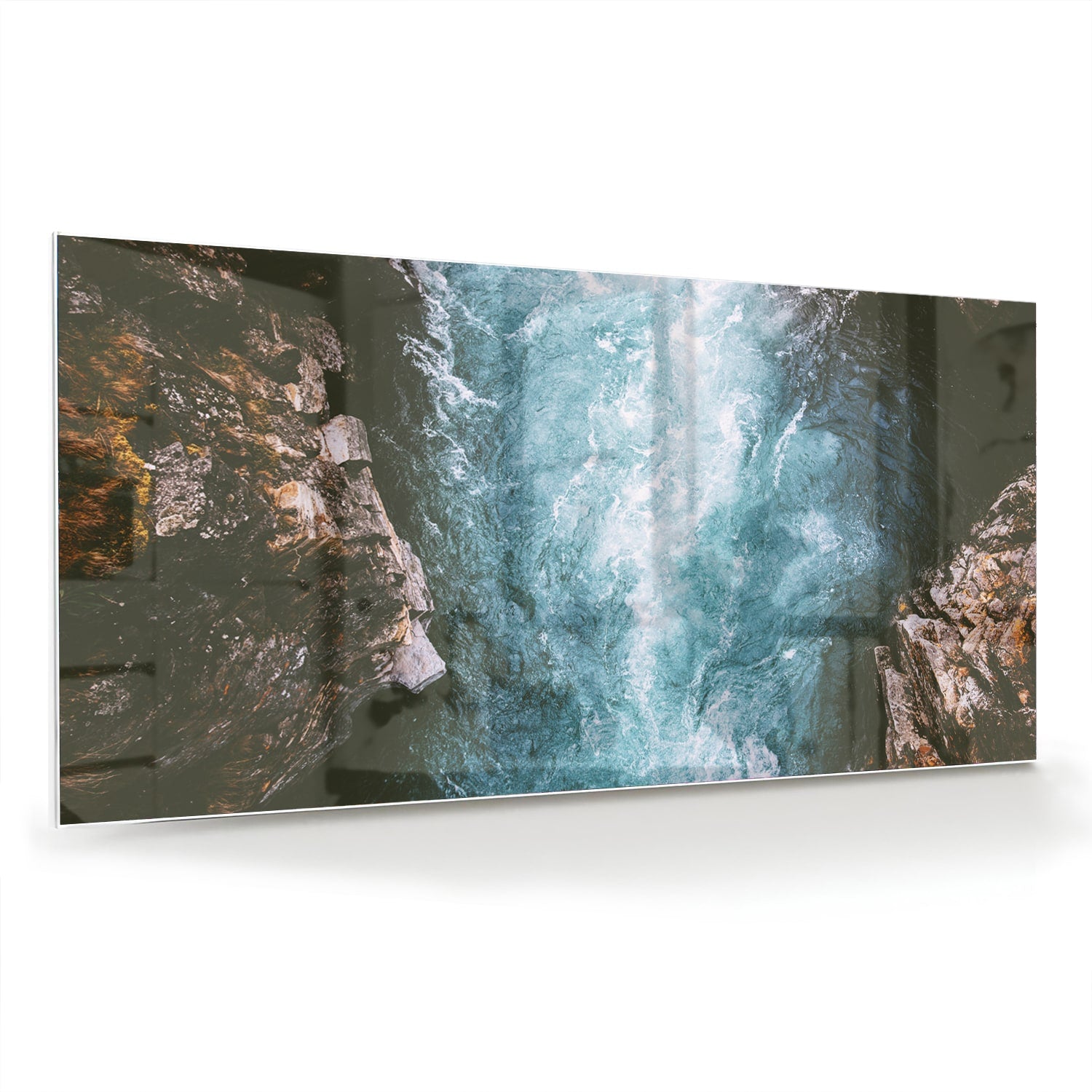 Glas schilderij van helder bergwater dat door rotsen stroomt.