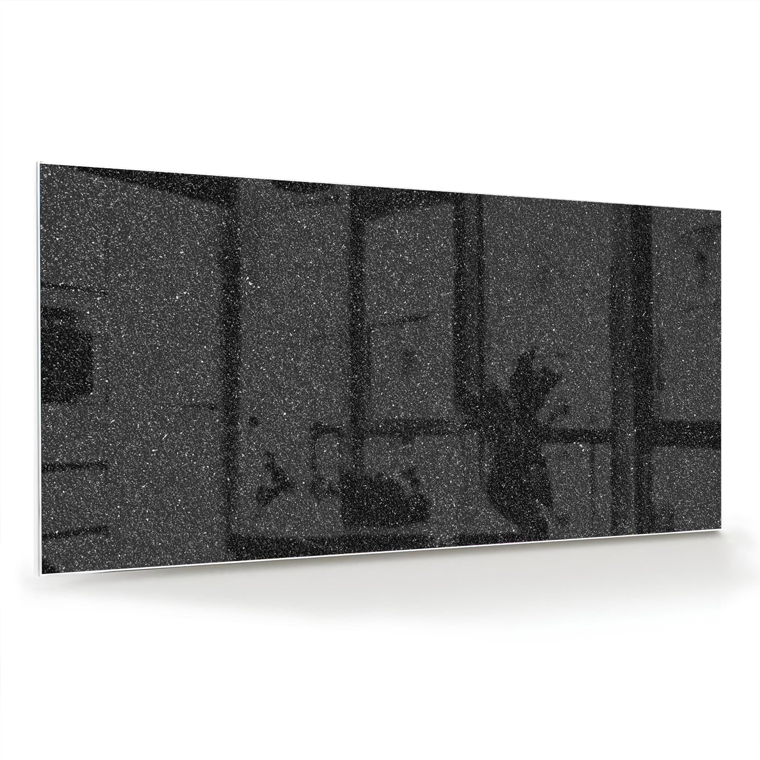 Een zwart glazen schilderij aan de muur in een moderne woonkamer.