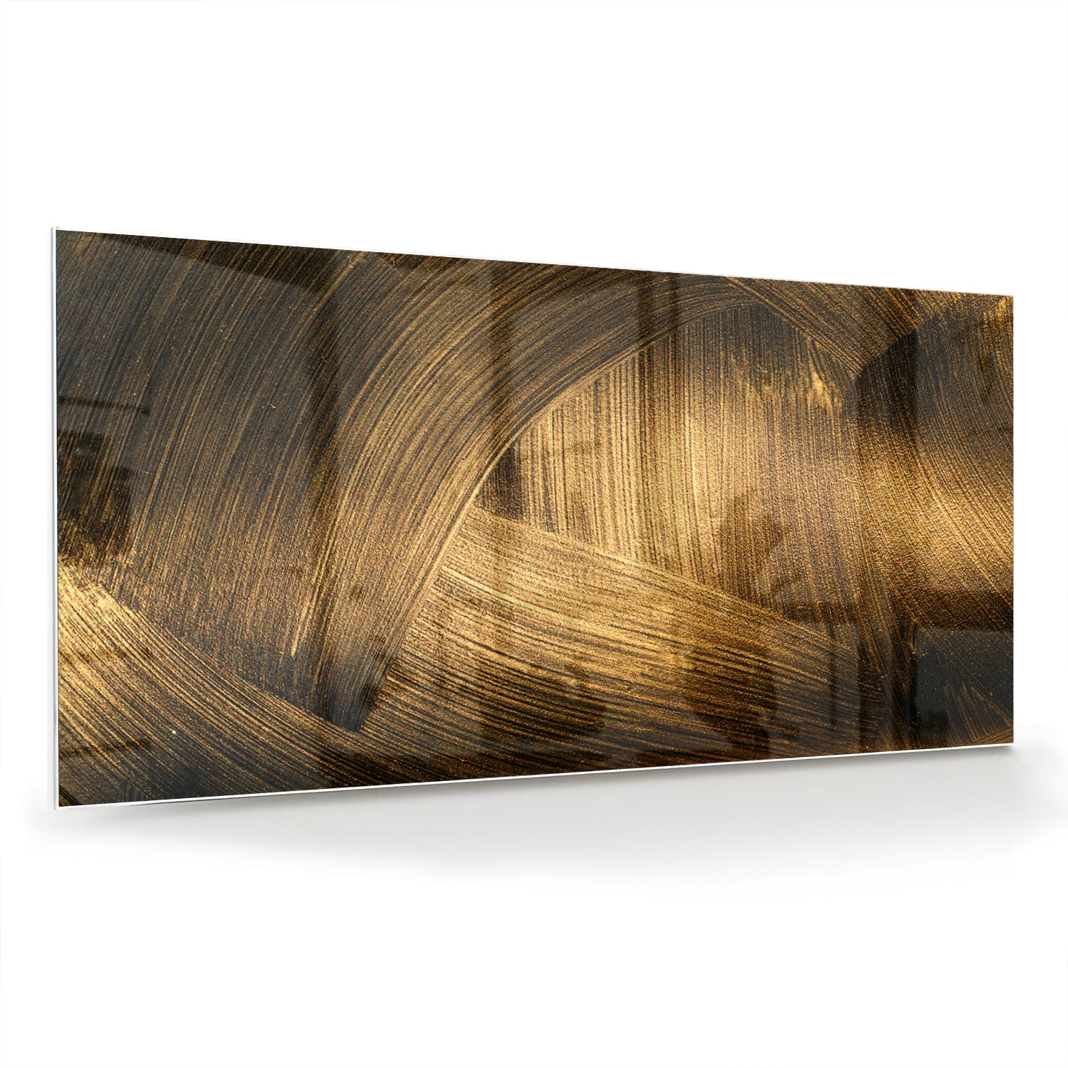 Glazen schilderij met gouden patronen aan de muur boven een houten meubel.