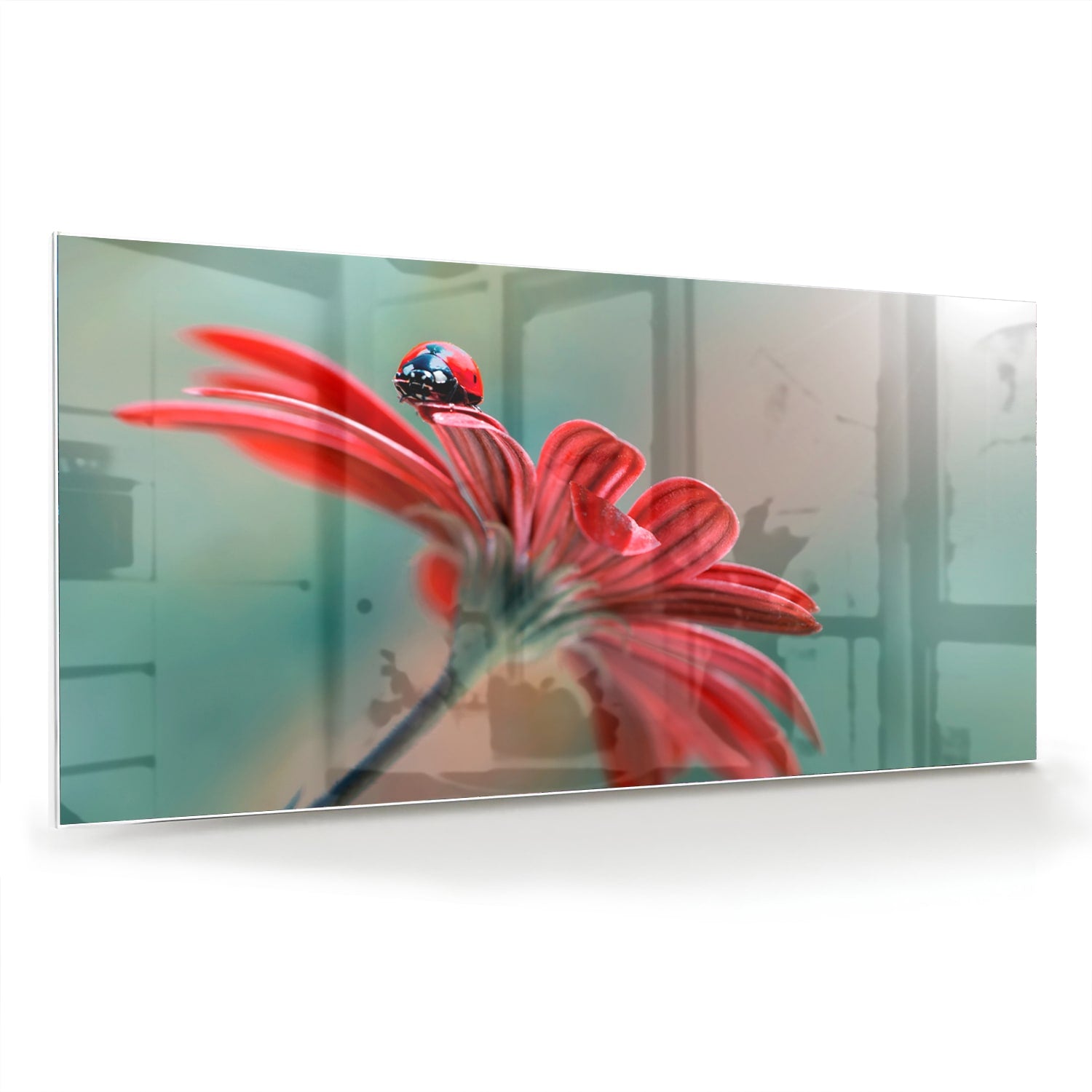 Een kleurrijk glazen schilderij van een rode bloem met een lieveheersbeestje.