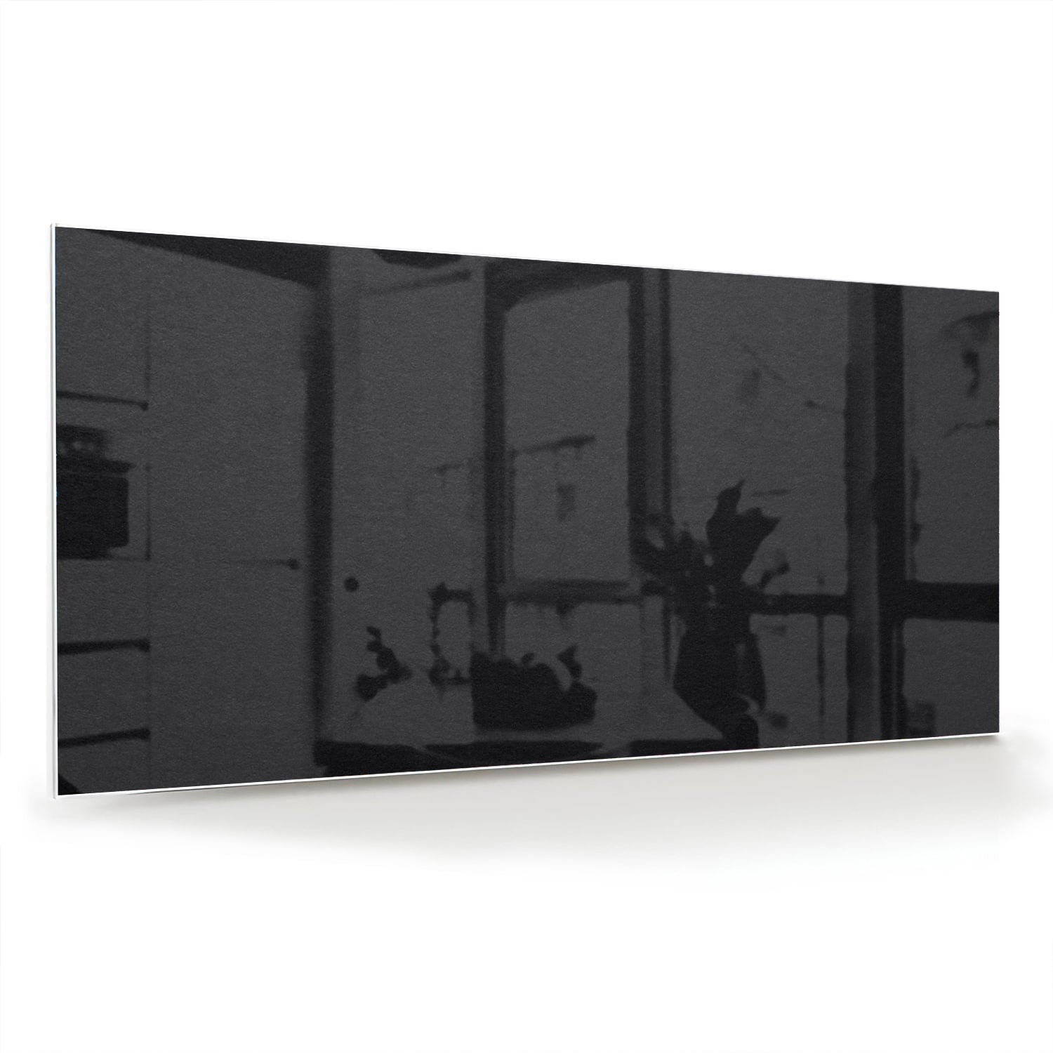 Stijlvol glazen schilderij in een modern interieur met warme kleuren.