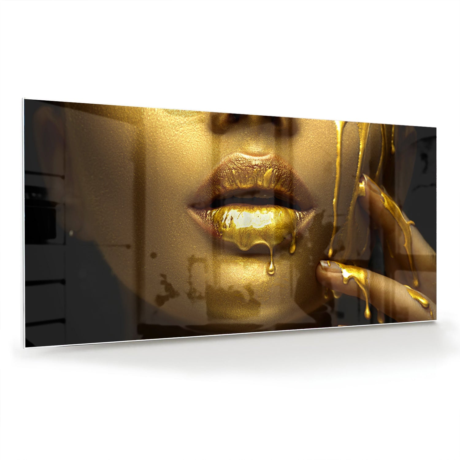 Gouden glazen schilderij van lippen met glanzende vloeistof op een muur.