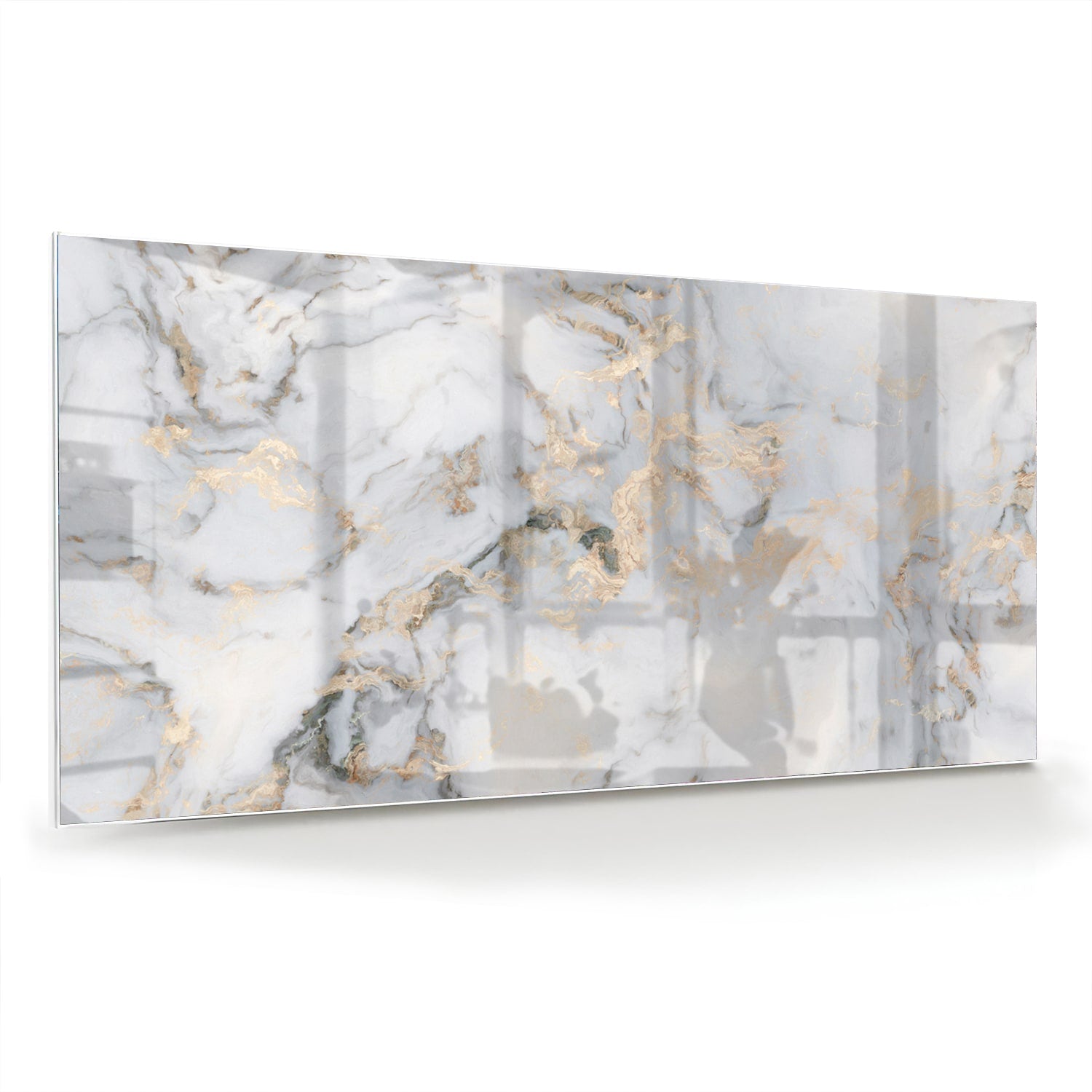 Glazen schilderij met marmerlook en gouden accenten aan de muur.