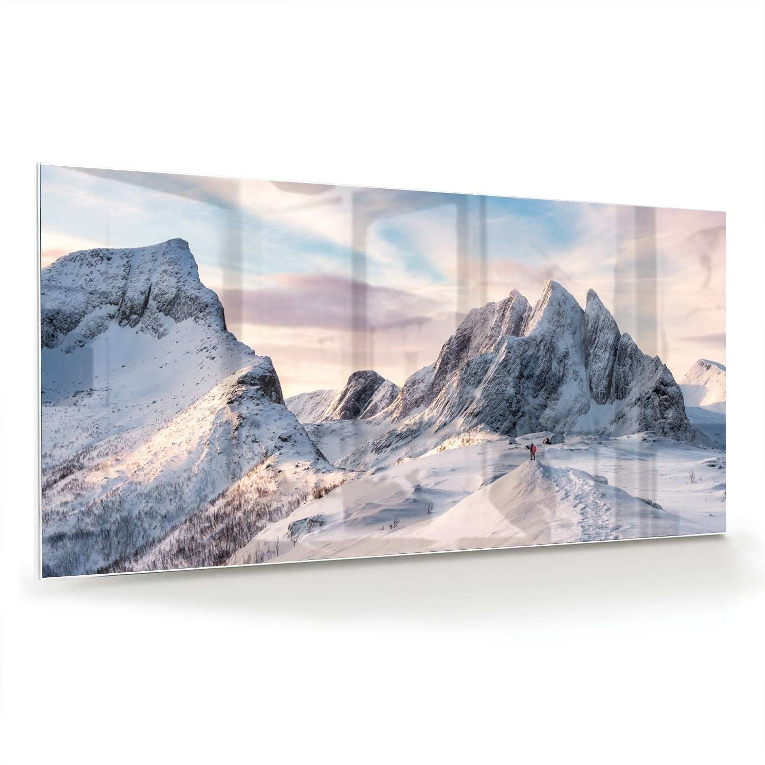 Glazen schilderij van besneeuwde bergen in een lichte woonkamer
